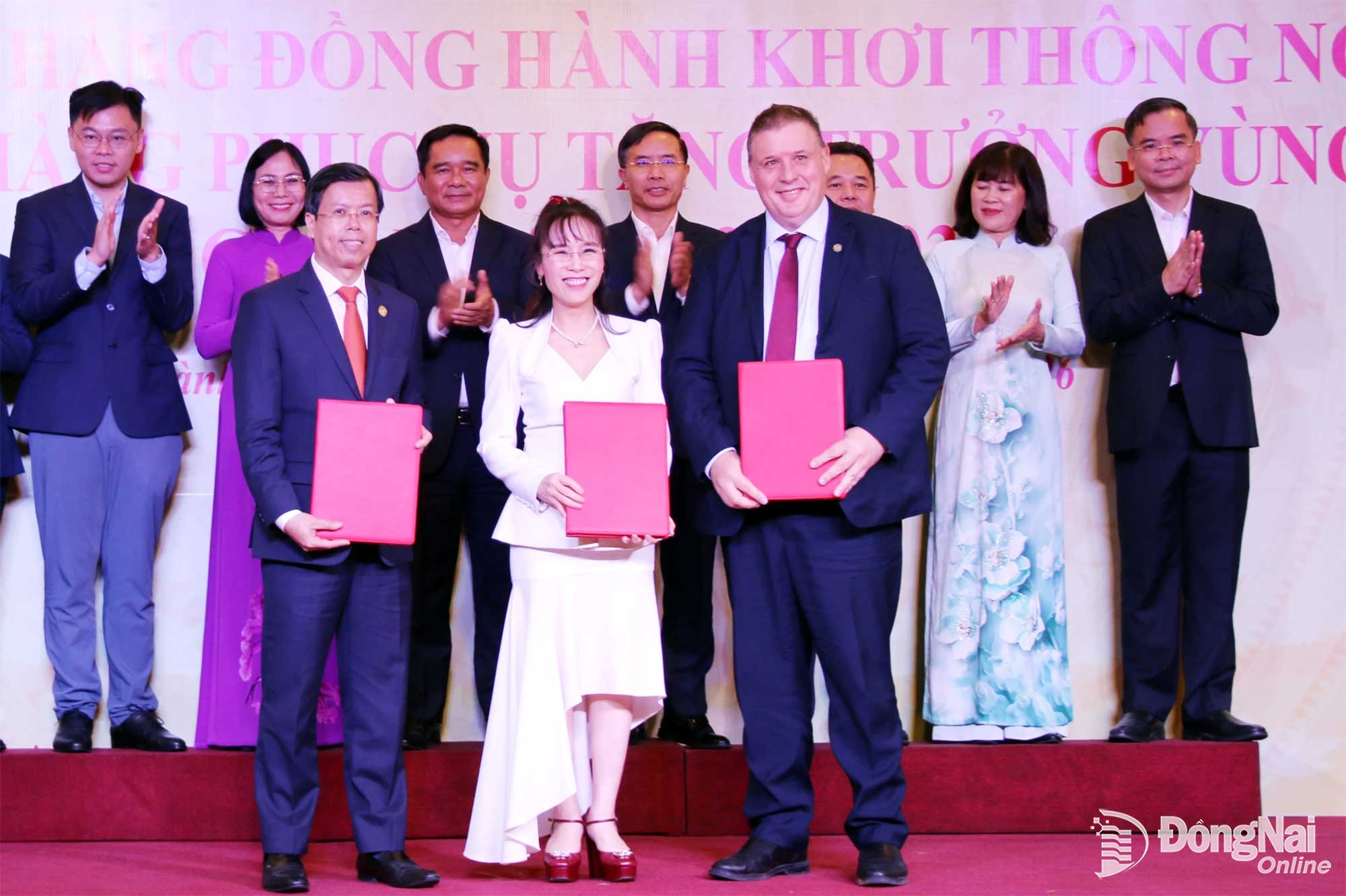 Leaders of SBV and local authorities witness the exchange of cooperation agreements between banks and enterprises for investment projects and business plans at the conference. Photo: Hai Quan

