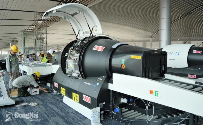 Máy soi chiếu hành lý hiện đại được thi công lắp đặt phục vụ khai thác Sân bay Long Thành. Ảnh: Phạm Tùng
