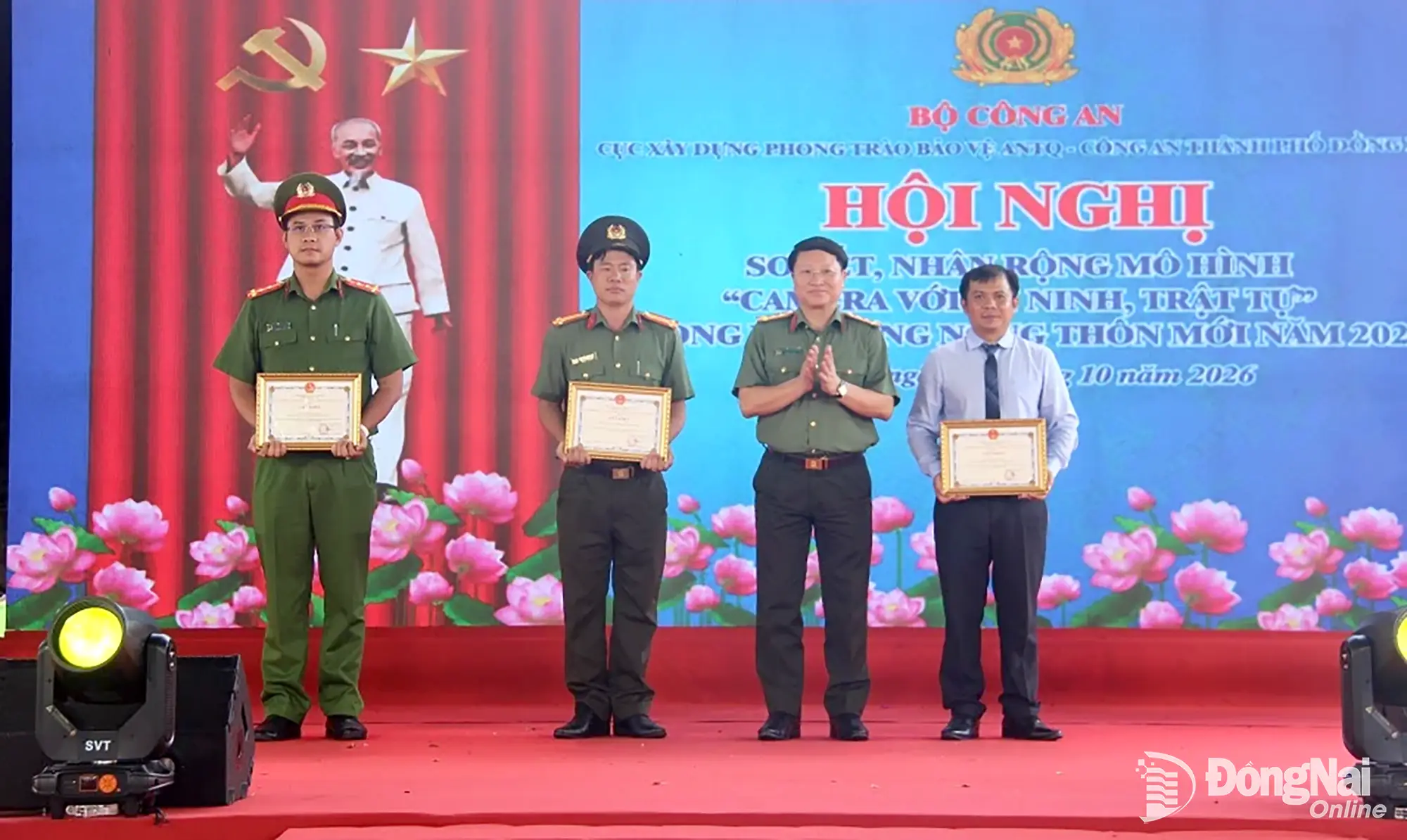 Đại tá Nguyễn Thanh Bình, Phó Cục trưởng Cục Xây dựng phong trào bảo vệ an ninh Tổ quốc trao thưởng cho các cá nhân, tập thể có thành tích. Ảnh: Trần Danh