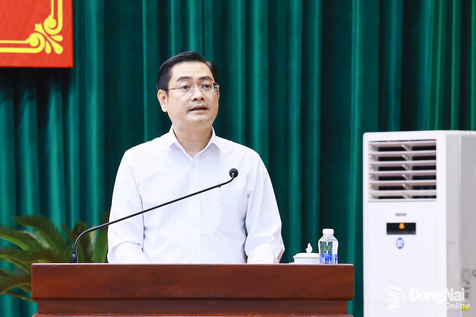 Phó Giám đốc Sở Nông nghiệp và Môi trường Trần Trọng Toàn giải trình về công tác chuẩn bị đấu giá đất. Ảnh: Công Nghĩa