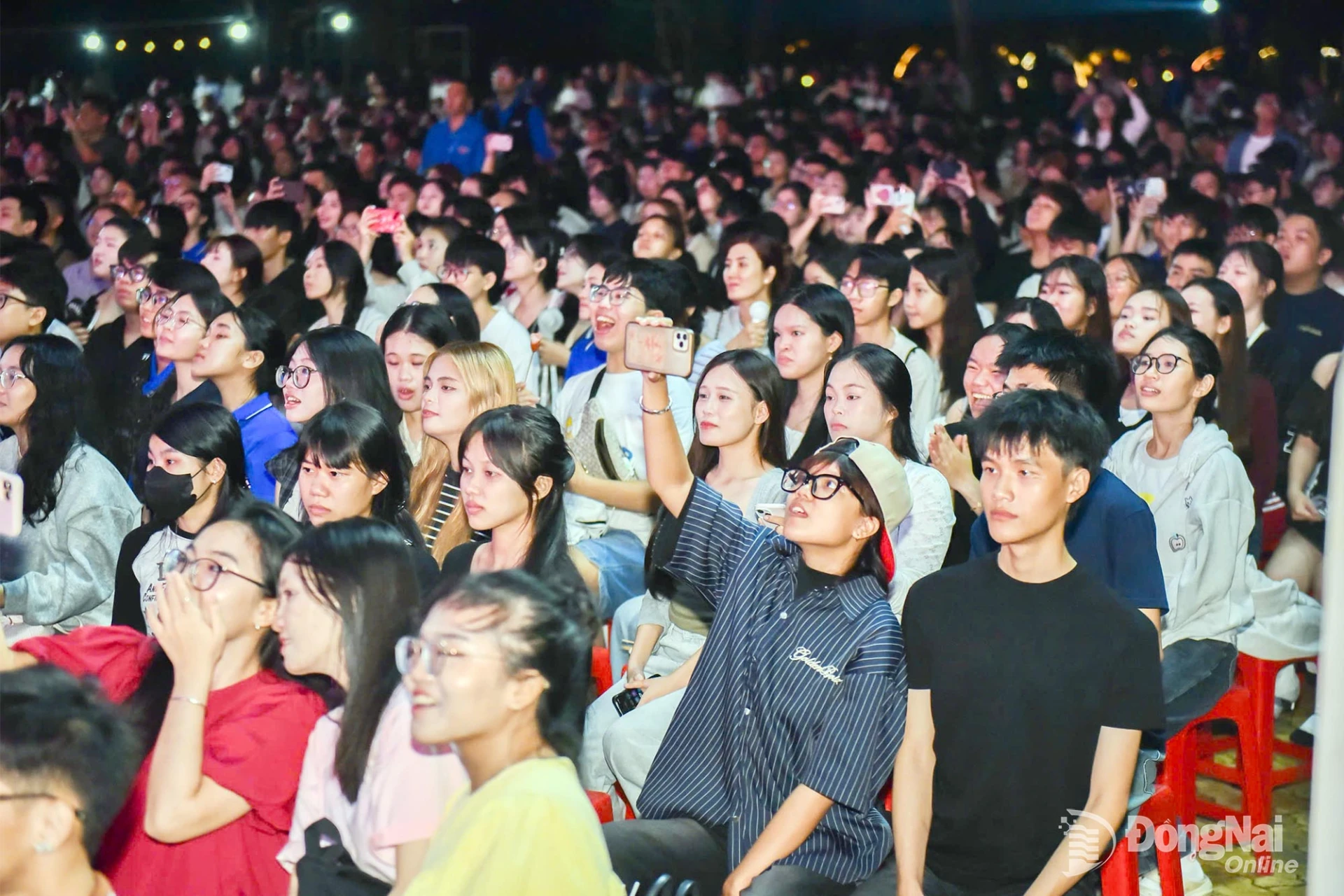 Sinh viên hào hứng với chương trình âm nhạc trong chương trình lễ khai giảng năm học mới được tổ chức vào buổi tối.