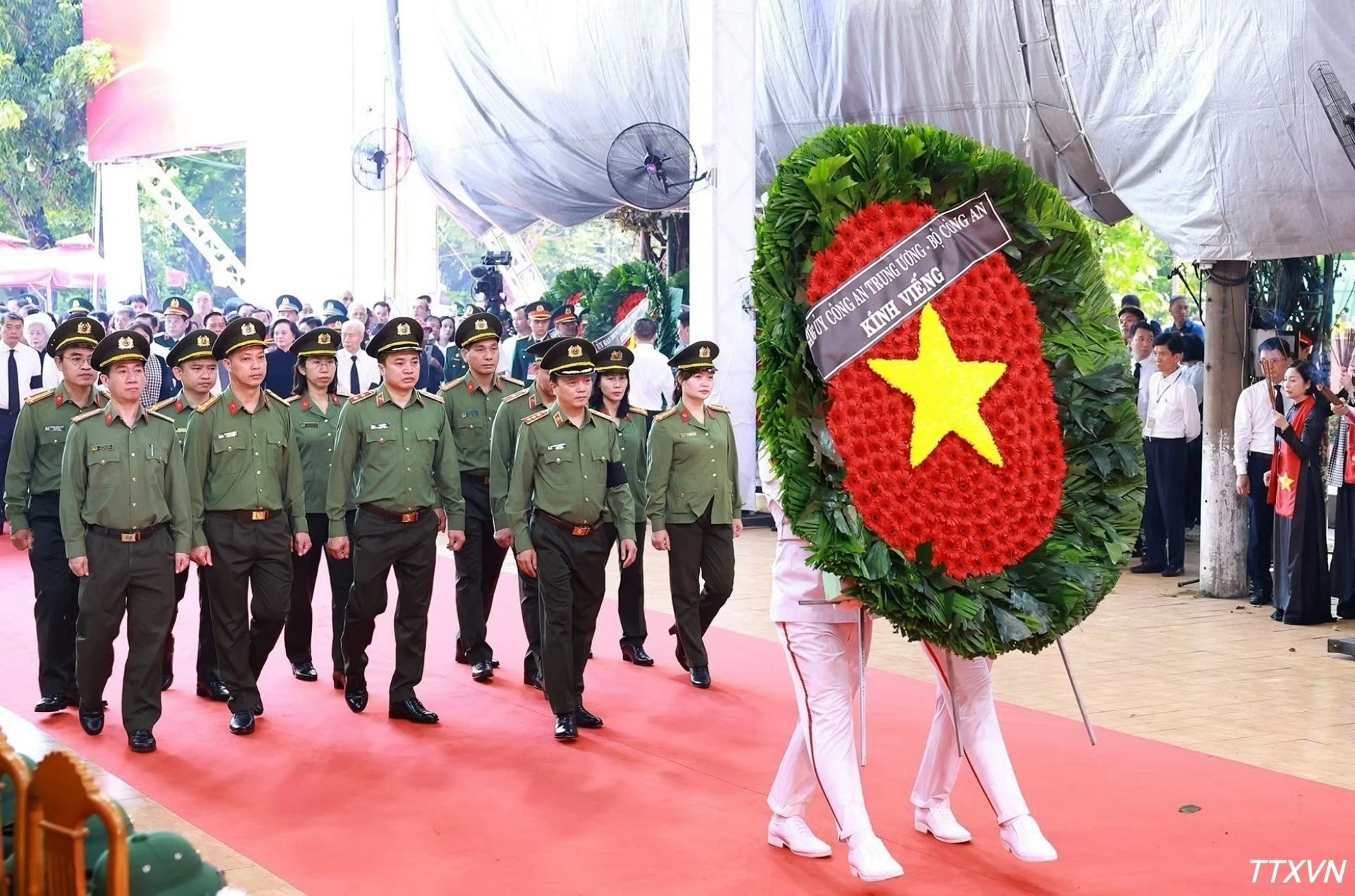 Đoàn Bộ Công an viếng các Anh hùng liệt sĩ được tìm kiếm, quy tập tại Công viên văn hóa Lê Thị Riêng, phường Hòa Hưng, Thành phố Hồ Chí Minh. (Ảnh: Dương Giang/TTXVN)
