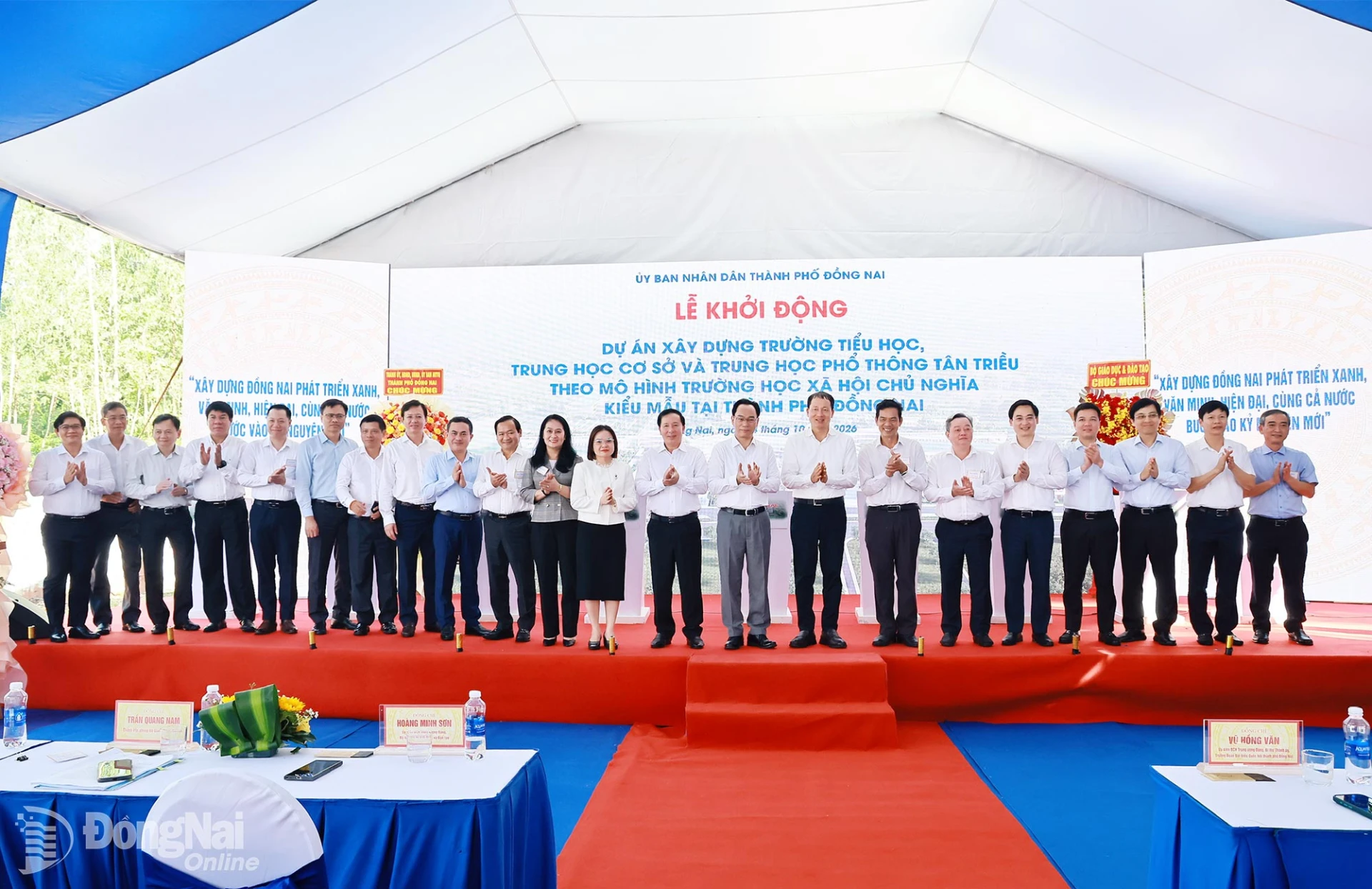 Các đại biểu chụp ảnh lưu niệm tại buổi lễ. Ảnh: Công Nghĩa