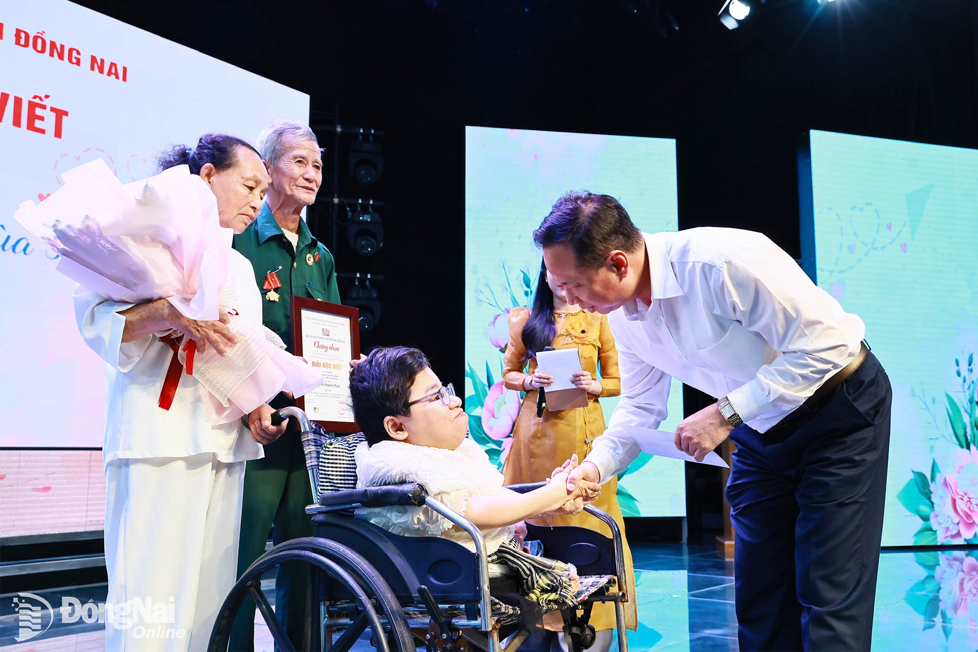Deputy Director in charge of DNNRTV, Nong Thanh Tuan, presents gifts to author Huynh Thanh Thao. Photo: Cong Nghia

