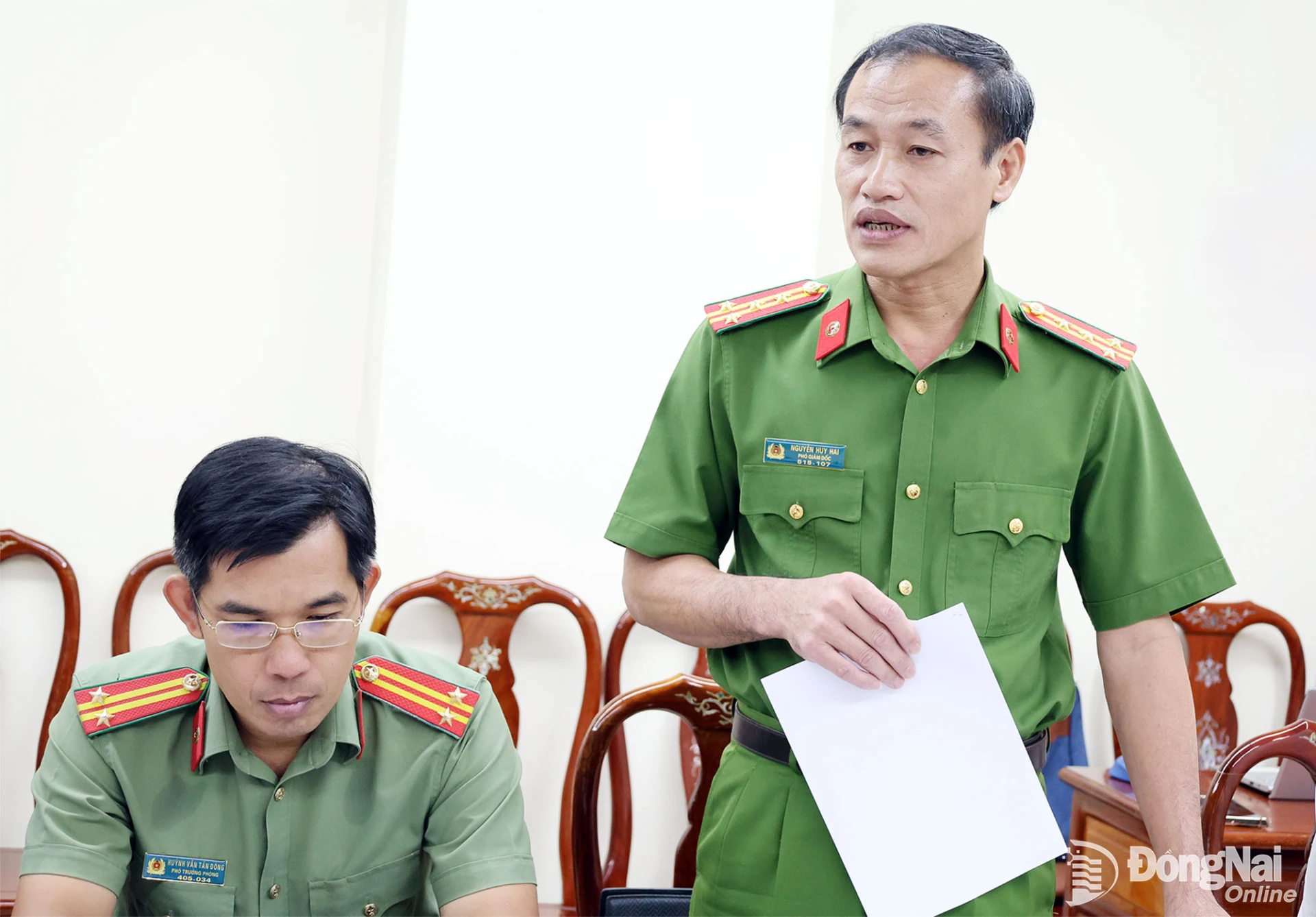 Thành viên Ban Pháp chế HĐND thành phố và cơ quan có liên quan phát biểu tại cuộc họp. Ảnh: Hồ Thảo