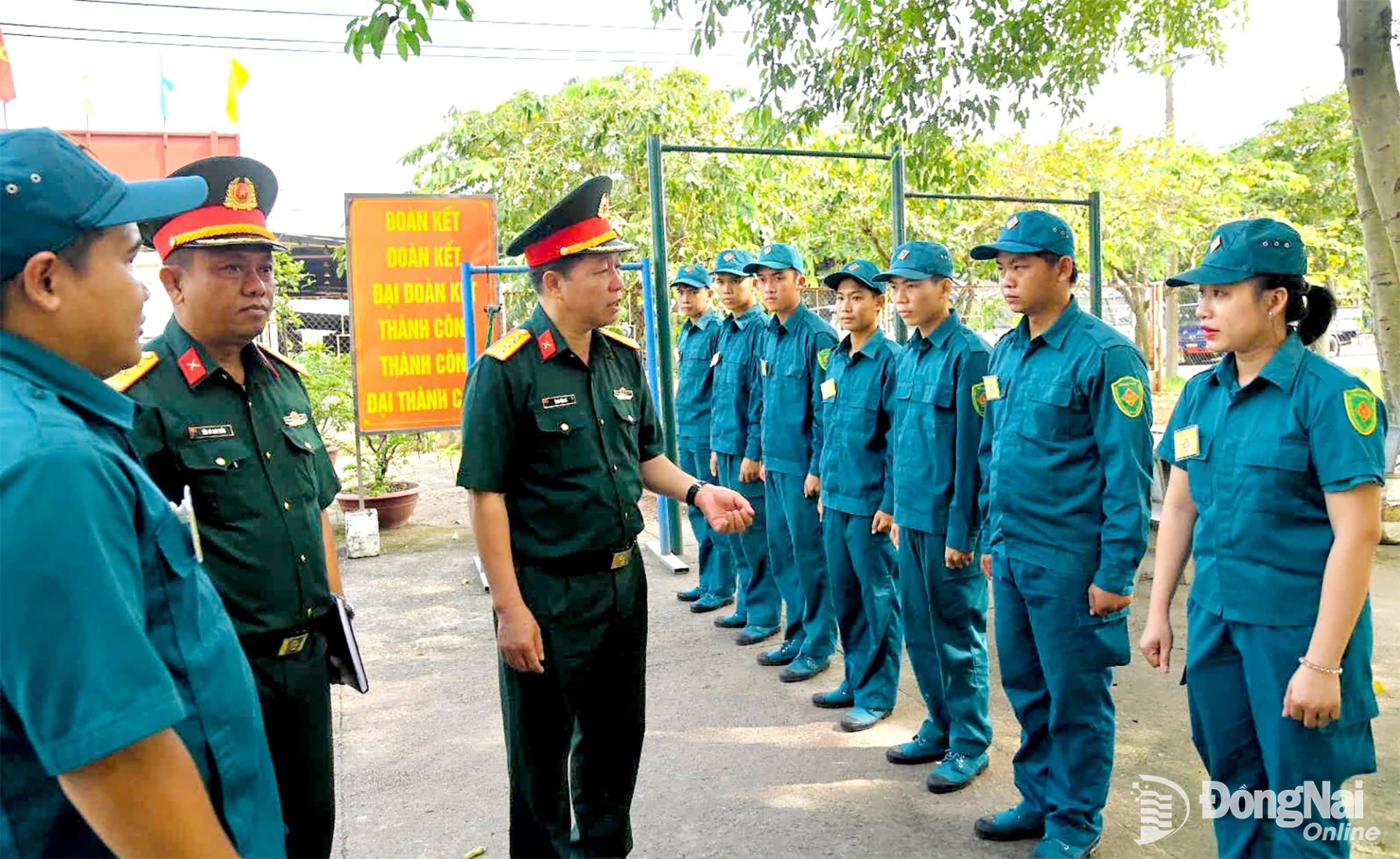 Đại tá Ông Văn An, Phó Tham mưu trưởng Bộ Chỉ huy Quân sự thành phố kiểm tra Chốt dân quân thường trực Khu công nghiệp Gò Dầu thuộc Ban Chỉ huy Quân sự xã Phước Thái. Ảnh: Văn Chung