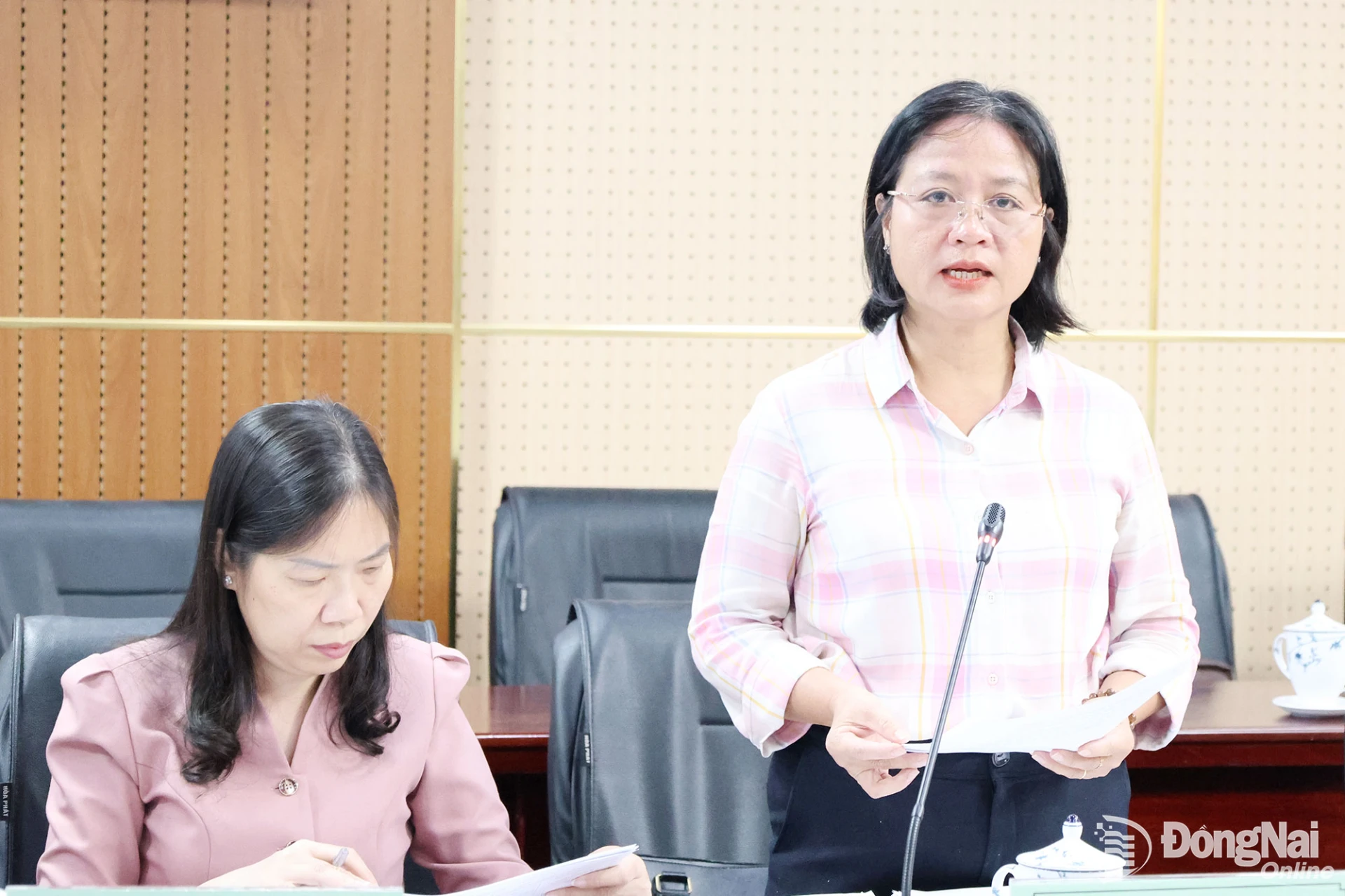 Bà Đoàn Thị Thu Thủy, Phó Giám đốc Sở Nội vụ, Phó Chủ tịch Hội đồng Thi đua - Khen thưởng thành phố phát biểu tại cuộc họp. Ảnh: Hồ Thảo