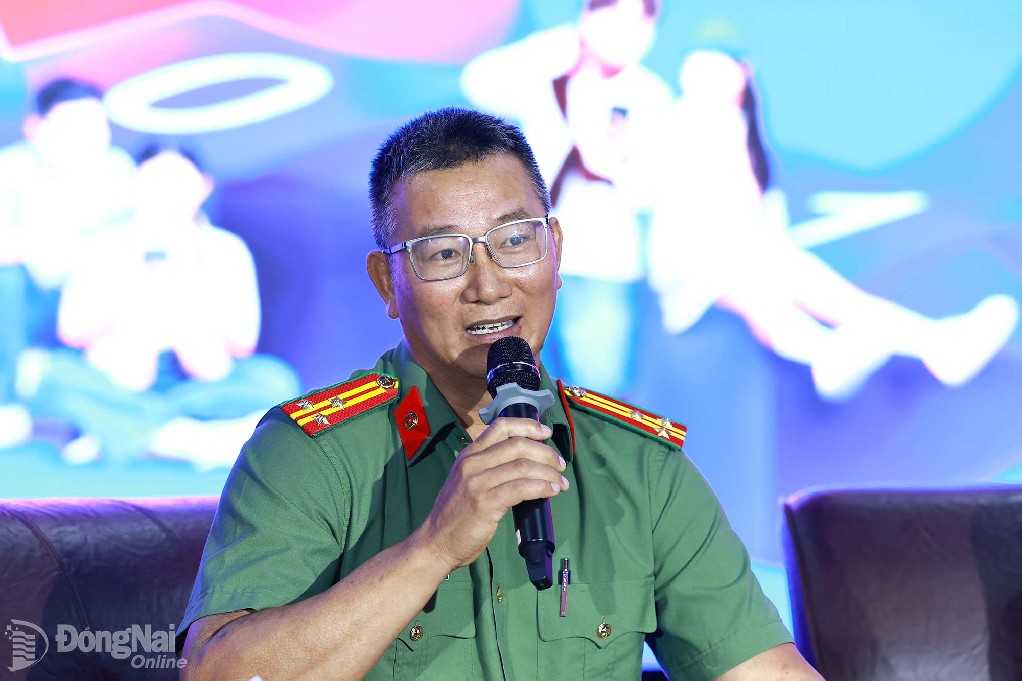 Cán bộ Công an thành phố Đồng Nai chia sẻ cách ứng phó với các nguy cơ bị lừa đảo trên không gian mạng. Ảnh: Công Nghĩa