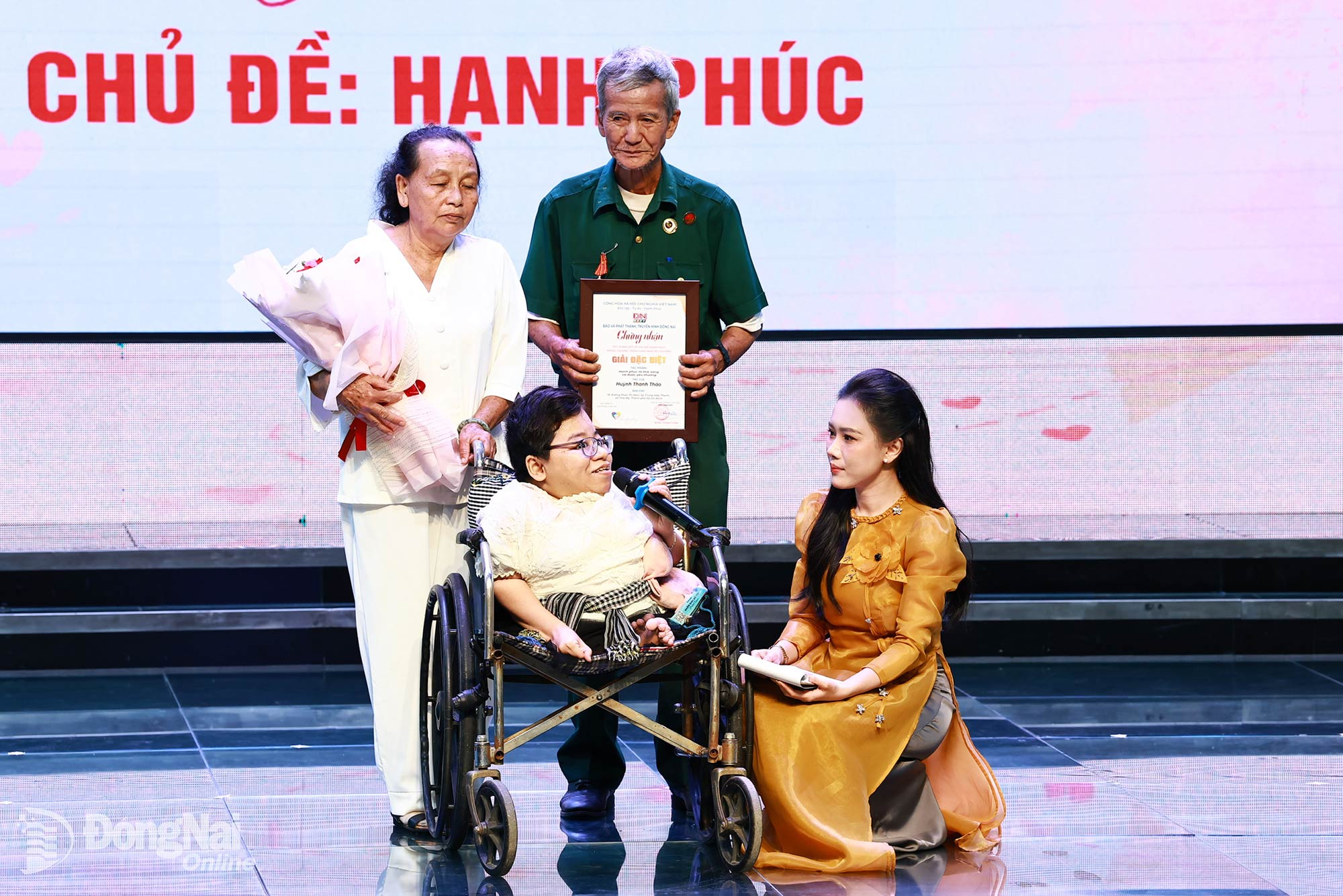 Tác giả Huỳnh Thanh Thảo, người đoạt giải Đặc biệt chia sẻ những nghị lực và lan tỏa hạnh phúc tại lễ trao giải. Ảnh: Công Nghĩa