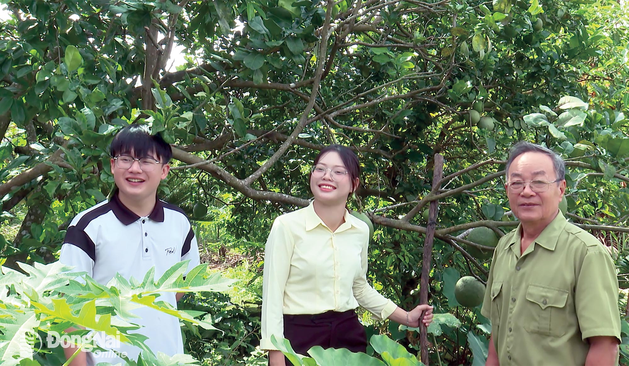 Trưởng ban Công tác Mặt trận ấp Suối Soong, xã Phú Vinh Nguyễn Thị Quỳnh Hậu thăm mô hình trồng cây ăn trái của người dân. Ảnh: Đặng Hùng