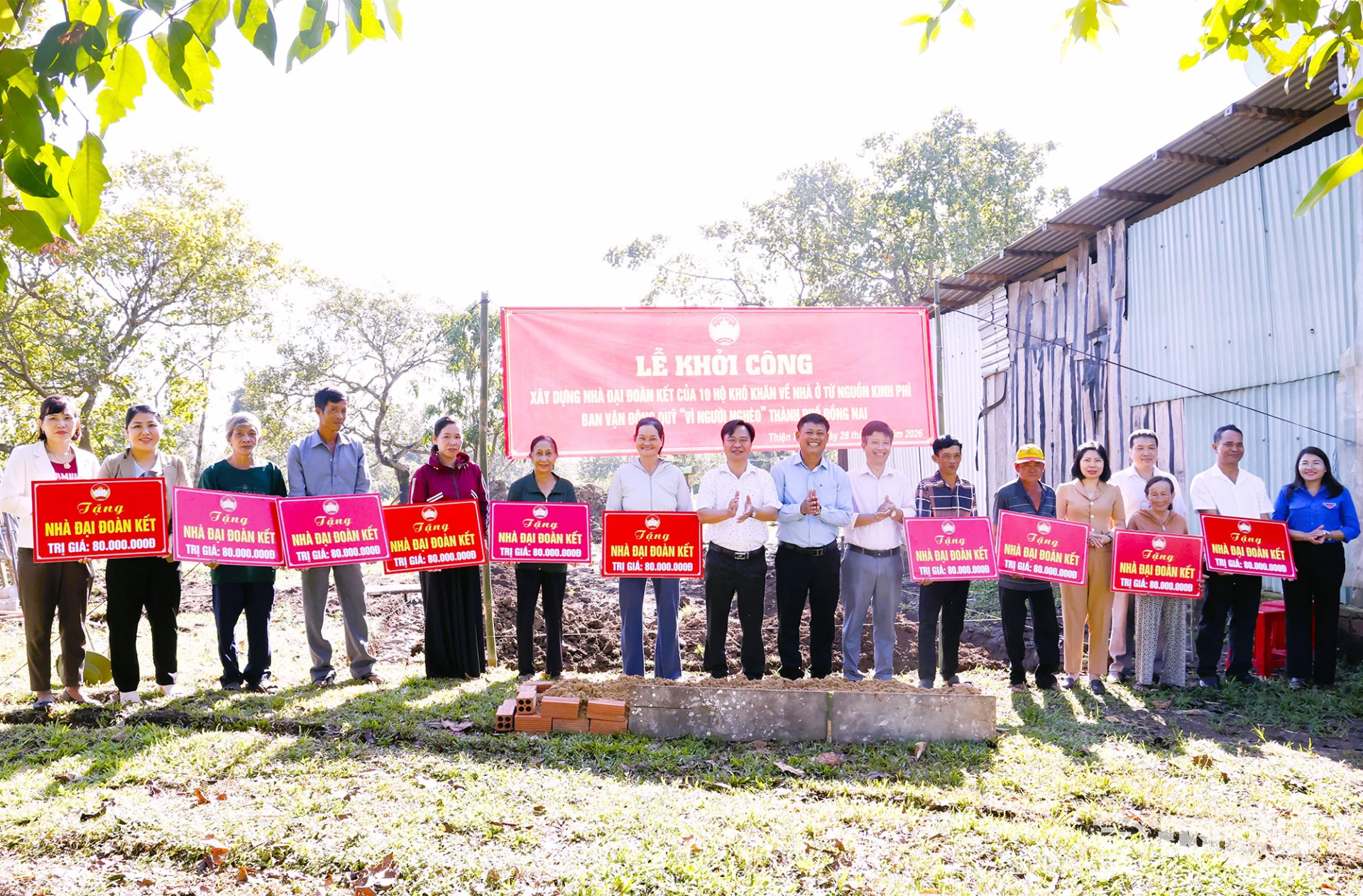 Lãnh đạo xã Thiện Hưng trao bảng tượng trưng kinh phí xây nhà đại đoàn kết từ “Quỹ vì người nghèo” thành phố Đồng Nai cho 10 hộ khó khăn tại lễ khởi công. Ảnh: Như Tình