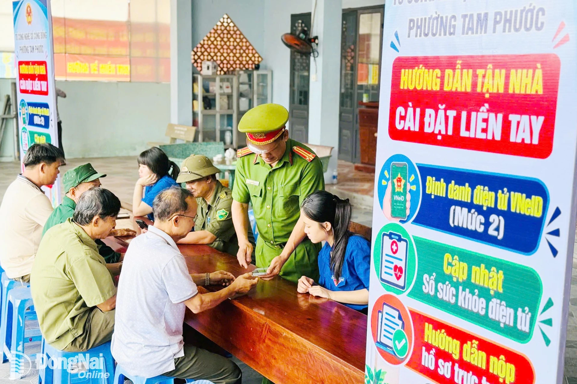 Tổ công nghệ số cộng đồng phường Tam Phước hướng dẫn người dân cài đặt, sử dụng các tiện ích số tại khu phố Thiên Bình. Ảnh: ĐPCC