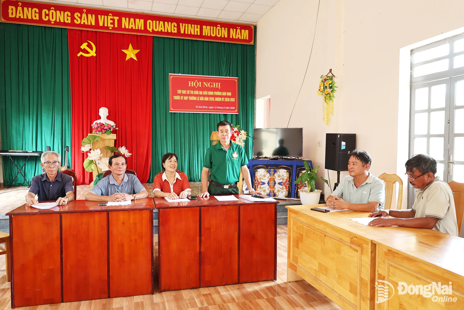 Cán bộ khu phố 1, phường Bảo Vinh trao đổi các vấn đề cử tri quan tâm.