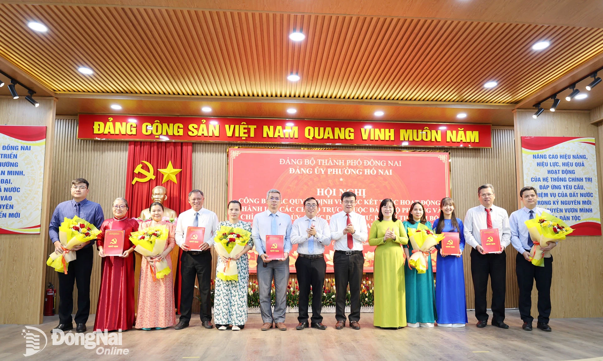 Lãnh đạo phường Hố Nai trao quyết định và tặng hoa chúc mừng các chi bộ mới. Ảnh: Hồ Thảo

