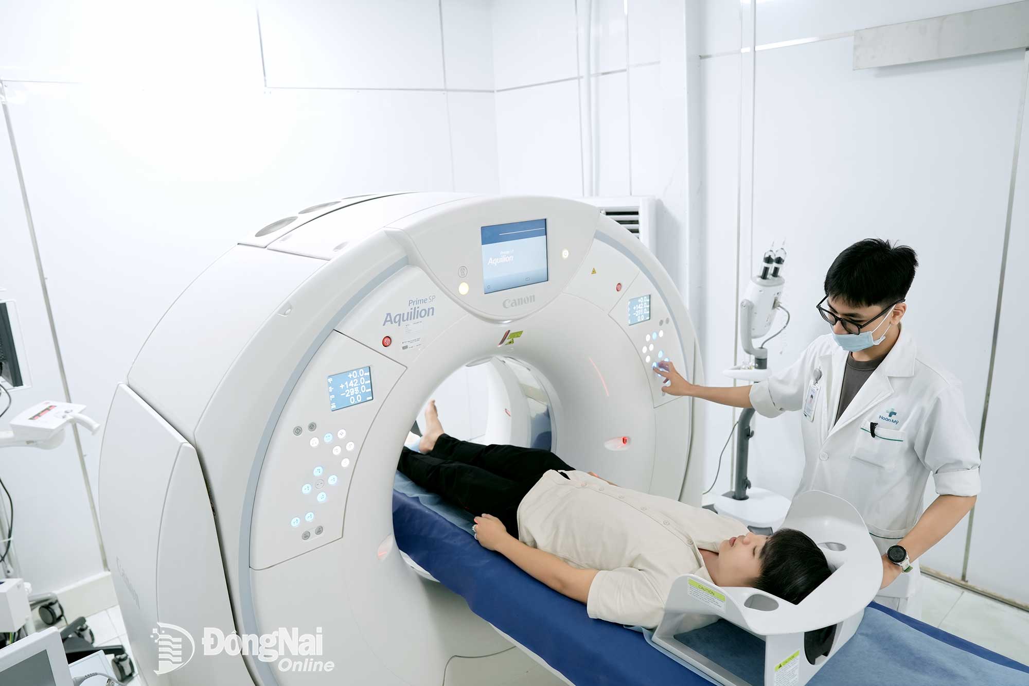 Bệnh viện Hoàn Mỹ Bình Phước (phường Bình Phước) đầu tư máy CT Scanner 160 lát cắt tích hợp công nghệ trí tuệ nhân tạo để phục vụ công tác khám, chữa bệnh.

