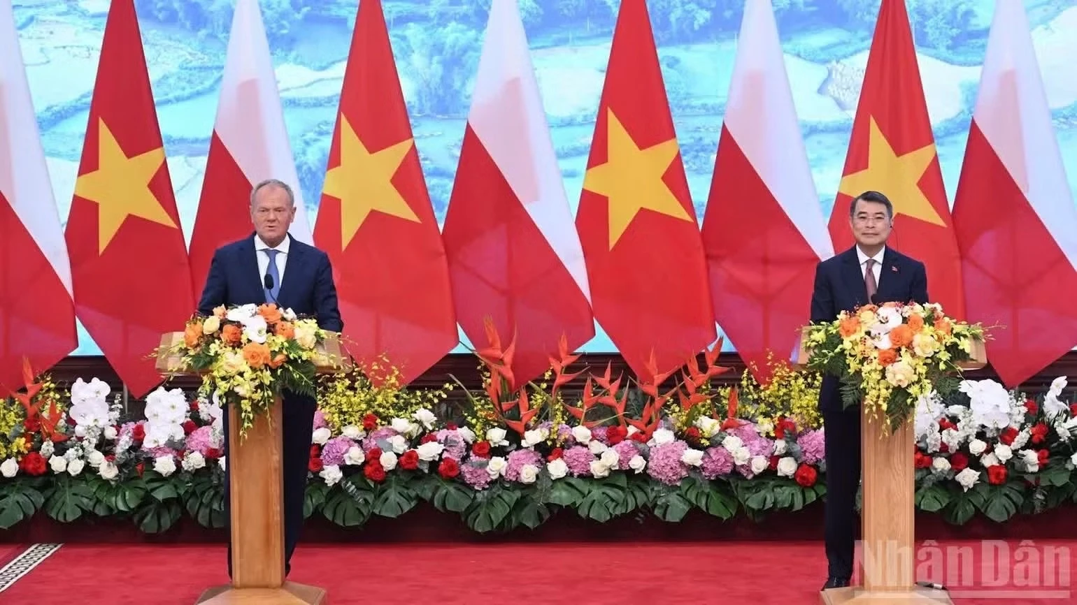Thủ tướng Chính phủ Lê Minh Hưng và Thủ tướng Ba Lan Donald Tusk họp báo sau hội đàm. (Ảnh: TRẦN HẢI)