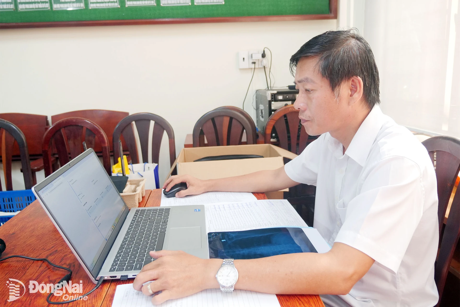 Nhân viên Bệnh viện Đa khoa Thống Nhất cập nhật dữ liệu khám sức khỏe định kỳ cho người dân lên hệ thống của Bộ Y tế.