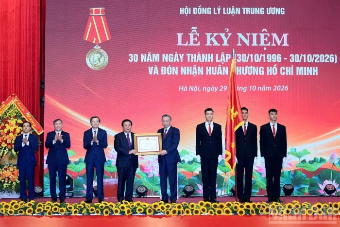 Tiếp tục đóng góp vào phát triển lý luận, hoàn thiện đường lối lãnh đạo, cầm quyền của Đảng