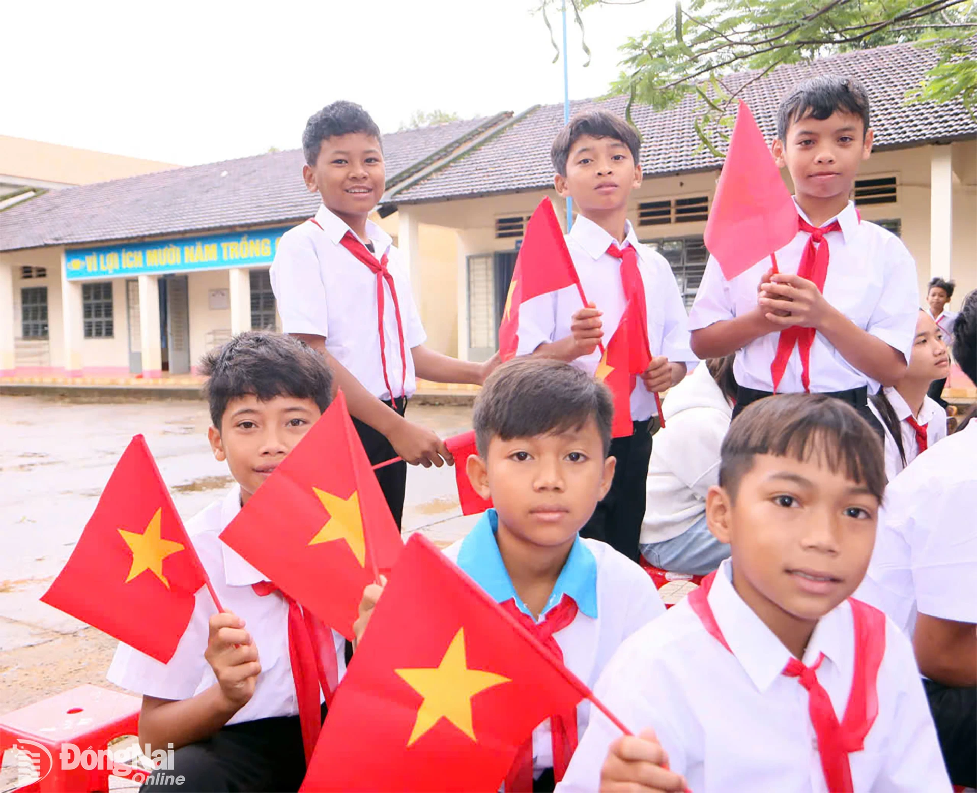 Các em học sinh Trường THCS-THPT Đắk Mai (xã Bù Gia Mập) phấn khởi chào đón năm học 2026-2027.

