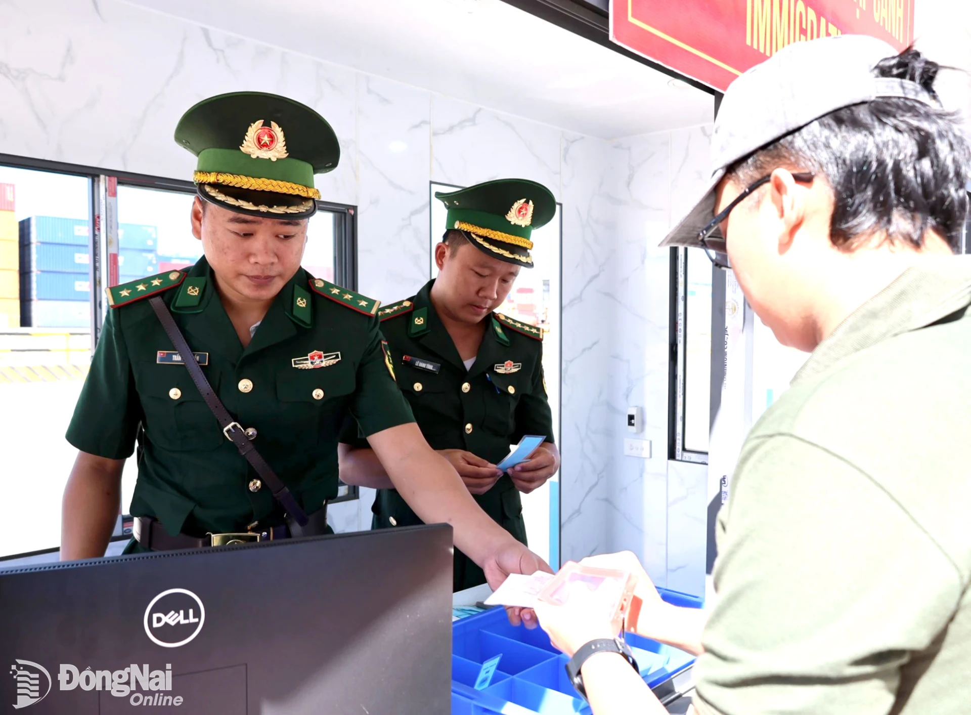 Du khách làm thủ tục check in tại quầy xuất nhập cảnh. Ảnh: Ngọc Liên