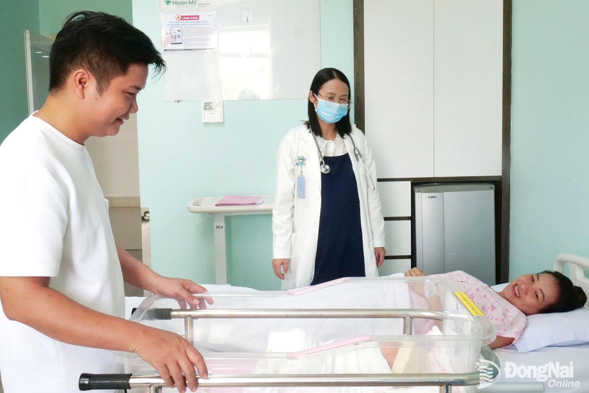 Một em bé chào đời tại Bệnh viện Hoàn Mỹ Đồng Nai trong niềm vui của gia đình và sự hỗ trợ của nhân viên y tế. Ảnh: Hạnh Dung