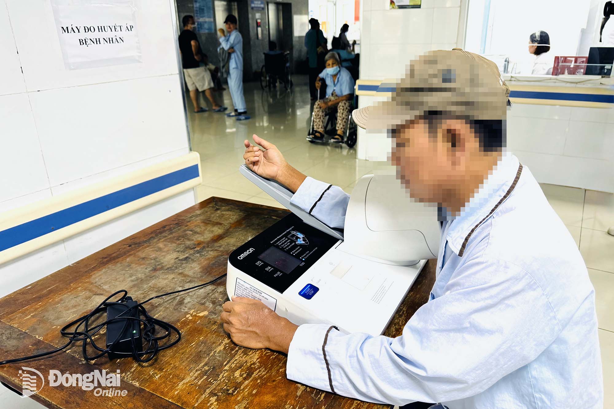Bệnh nhân tự đo huyết áp tại Bệnh viện Đa khoa Thống Nhất.

