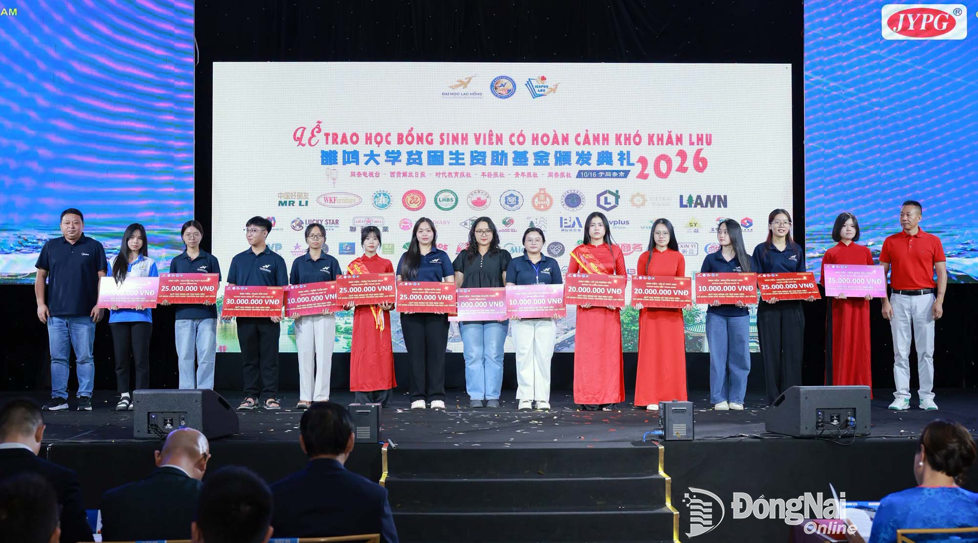 Sinh viên Trường đại học Lạc Hồng được nhận học bổng do các doanh nghiệp tài trợ.