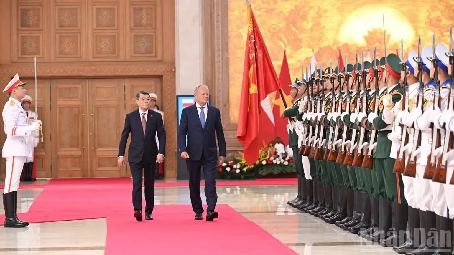 Thủ tướng Lê Minh Hưng và Thủ tướng Donald Tusk duyệt đội danh dự Quân đội nhân dân Việt Nam. (Ảnh: TRẦN HẢI)