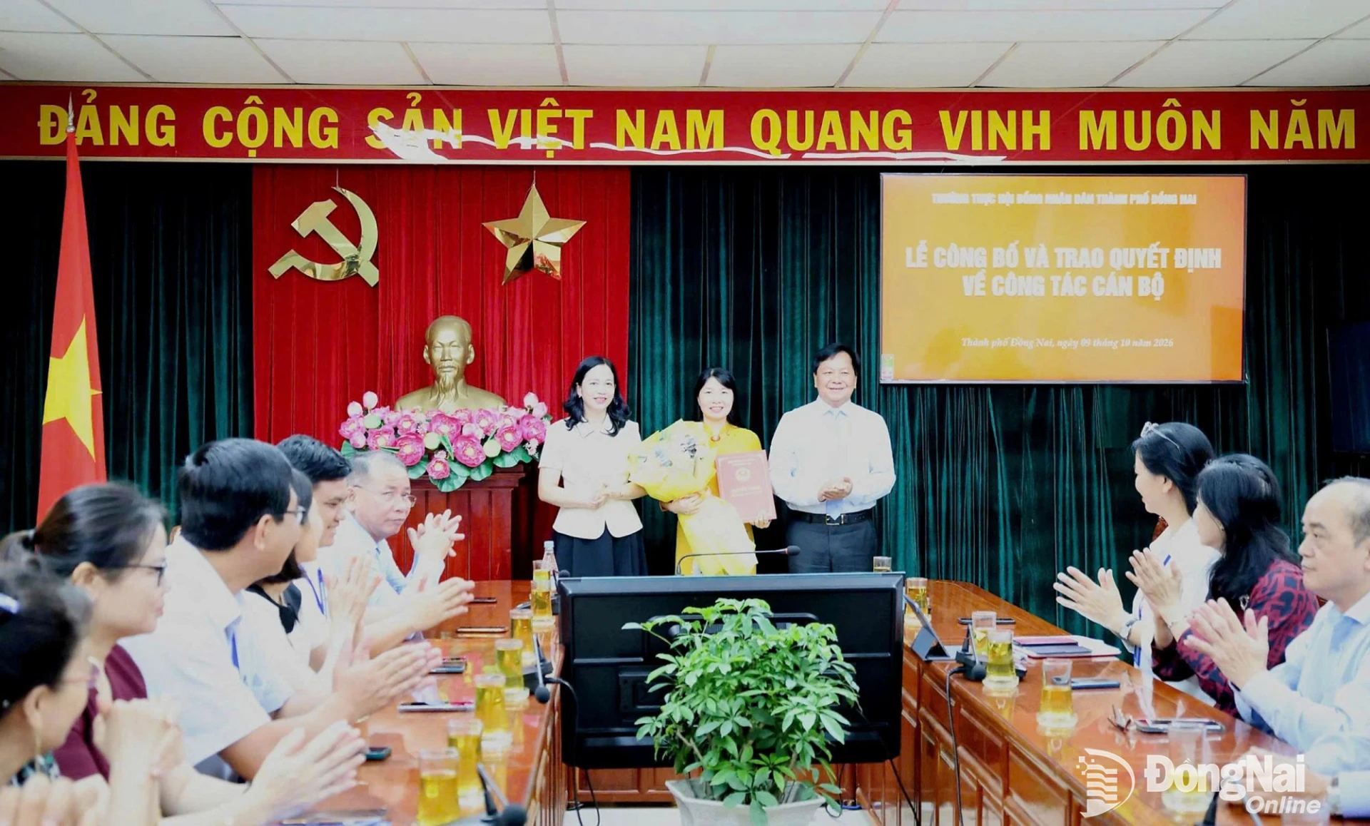 Thành ủy viên, Phó Chủ tịch HĐND thành phố Trần Văn Mi và Thành ủy viên, Phó Trưởng đoàn chuyên trách Đoàn Đại biểu Quốc hội thành phố Điểu Huỳnh Sang trao quyết định, tặng hoa chúc mừng bà Trịnh Thị Hòa. Ảnh: Hồ Thảo