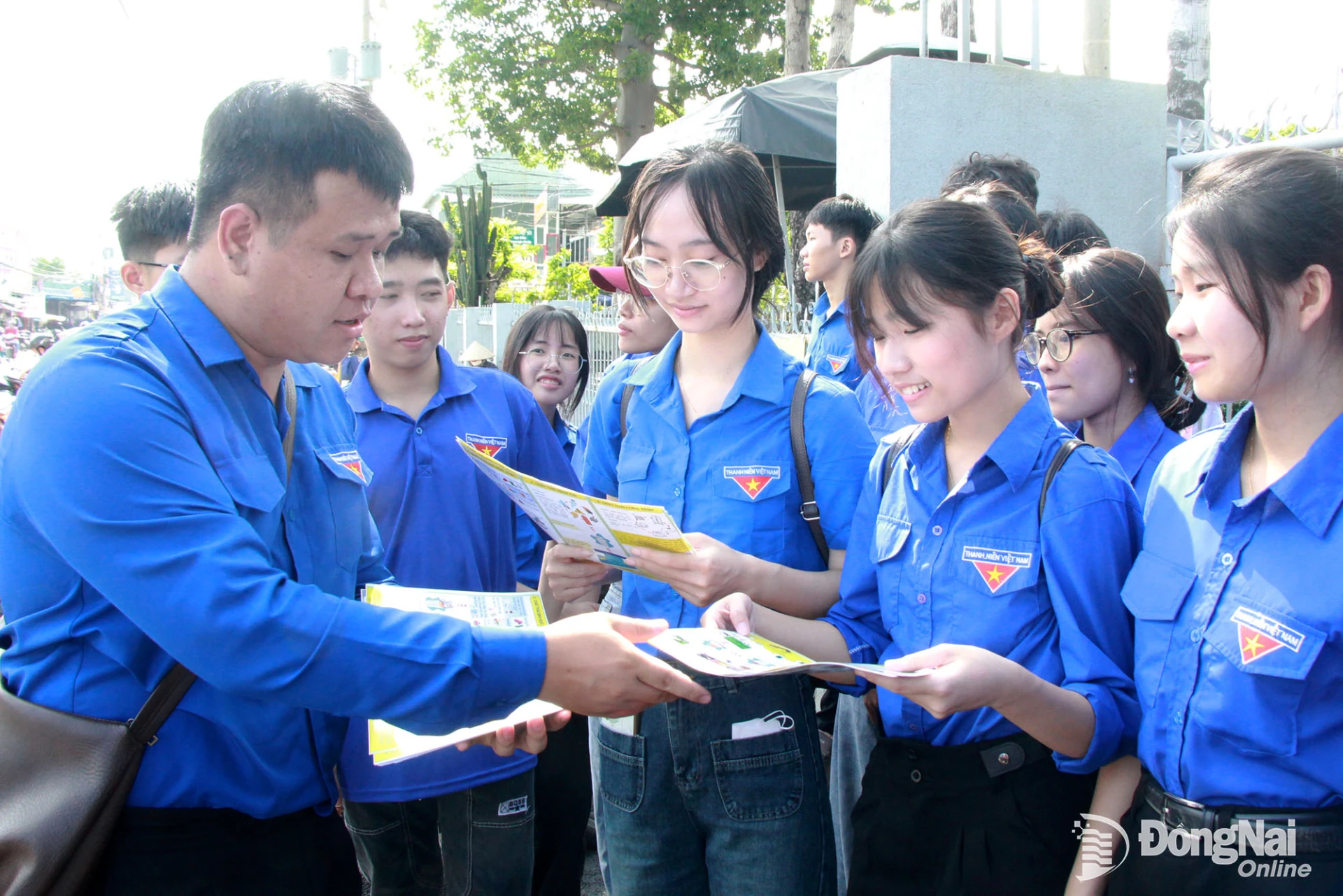 Đoàn viên, hội viên,
thanh niên được
cung cấp tờ thông tin
phục vụ ra quân
tuyên truyền phân loại
rác thải tại nguồn
cho người dân
phường Trảng Dài.