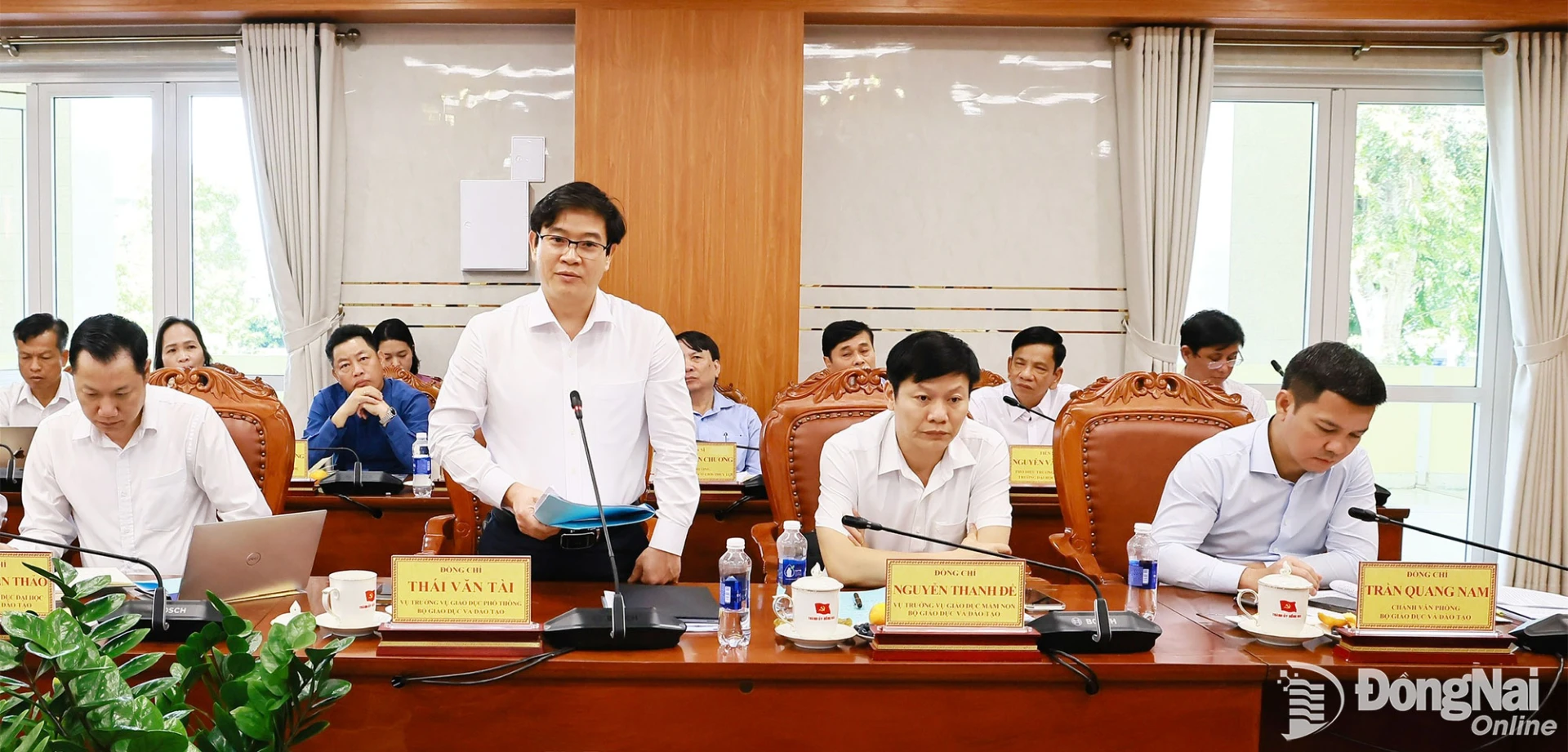Vụ trưởng Vụ Giáo dục phổ thông (Bộ Giáo dục và Đào tạo) Thái Văn Tài trao đổi những vấn đề mà Đồng Nai quan tâm, kiến nghị. Ảnh: Công Nghĩa