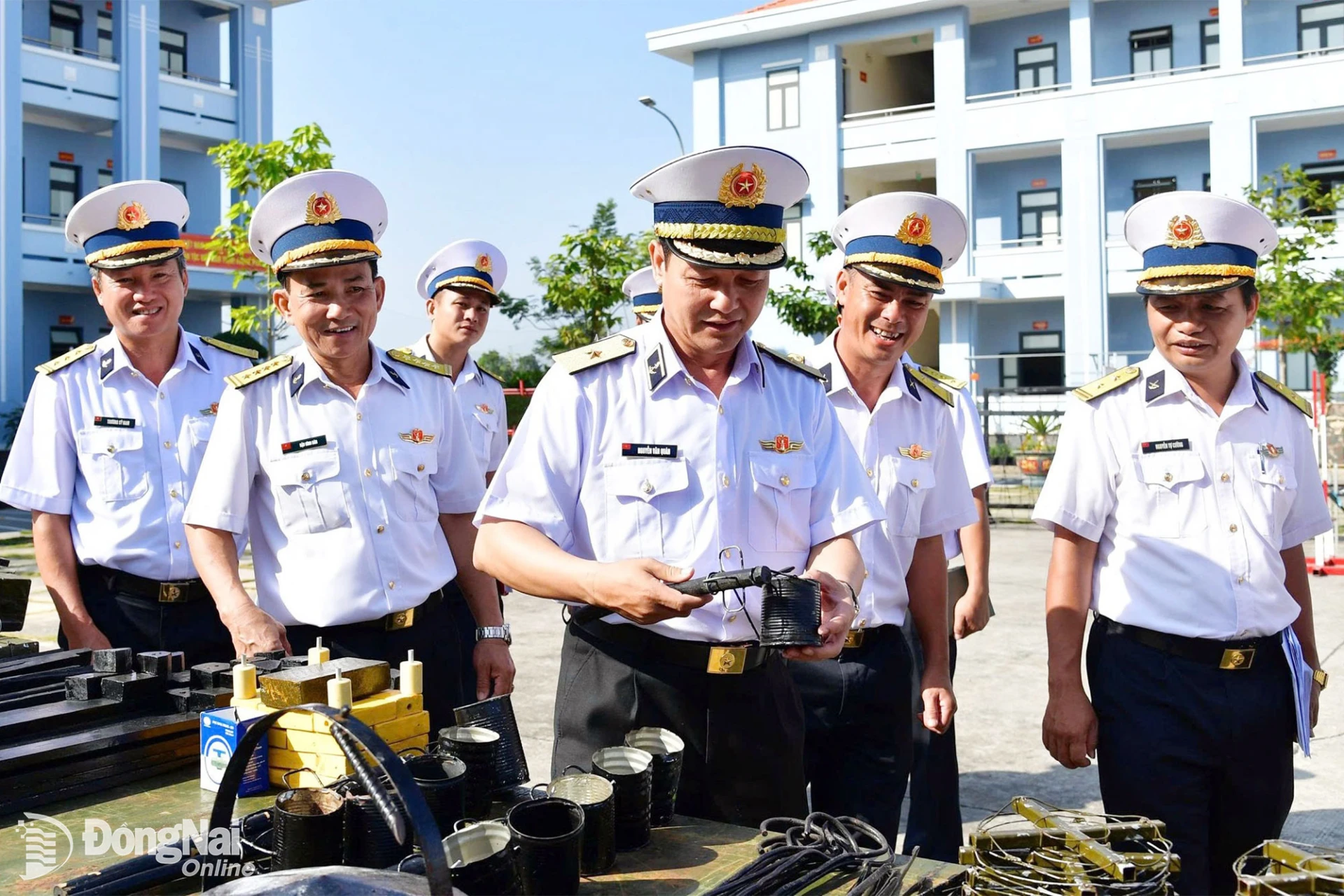 Chuẩn Đô đốc Nguyễn Văn Quán (thứ 3 từ phải qua), Phó Bí thư Đảng ủy, Tư lệnh Vùng 2 Hải quân kiểm tra công tác huấn luyện tại Trung tâm Huấn luyện Vùng 2, đóng tại Đồng Nai. Ảnh: Nguyệt Hà