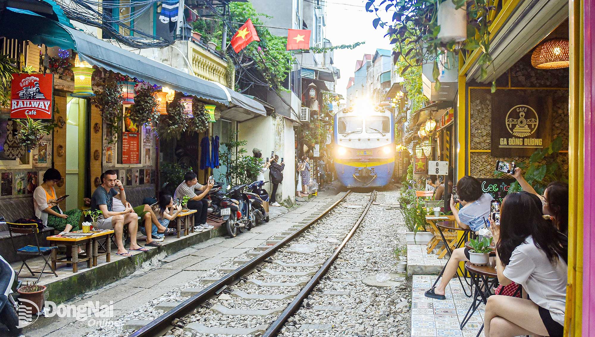Khách thưởng thức cà phê, trải nghiệm khi đoàn tàu đi qua.


