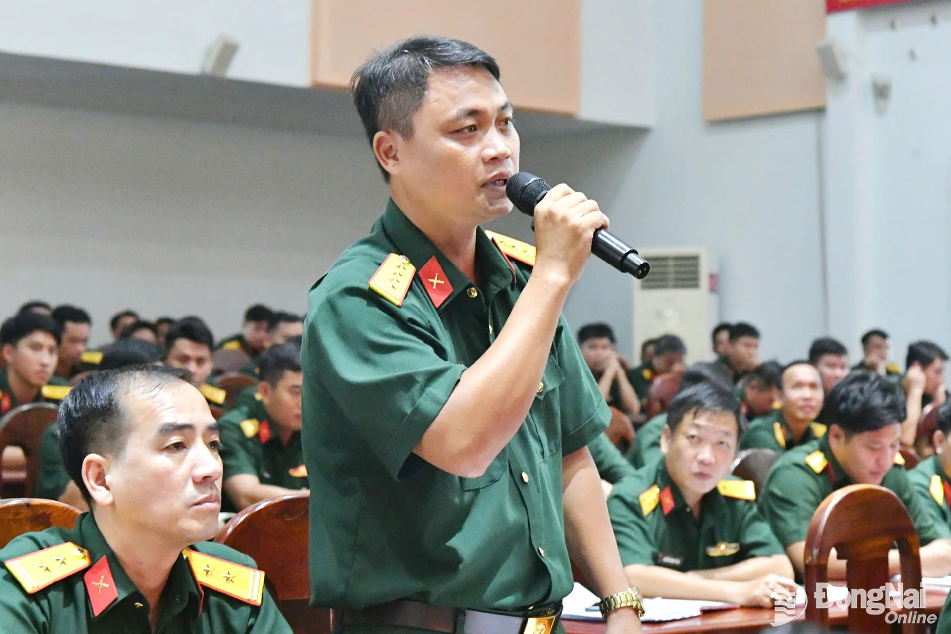 Một sĩ quan trao đổi trong buổi đối thoại.