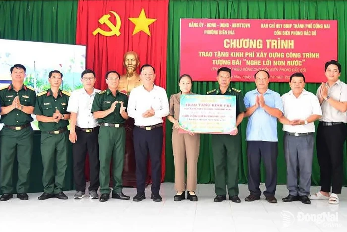 Trao tặng 100 triệu đồng thực hiện công trình Tượng đài Nghe lời non nước