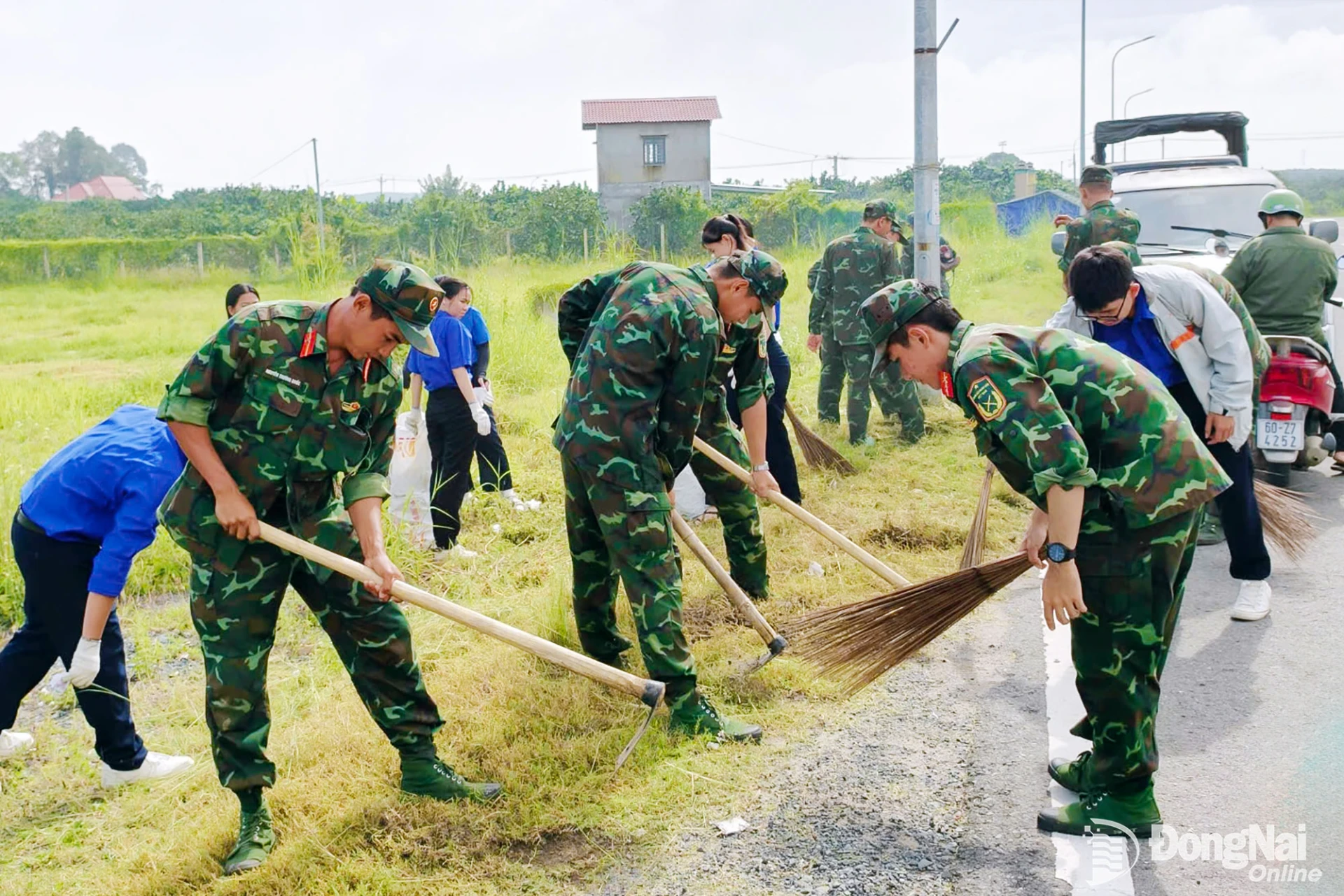 Cán bộ, chiến sĩ Tiểu đoàn Chỉ huy Pháo binh 10, Bộ Tham mưu Quân khu 7 ra quân làm vệ sinh môi trường tại phường Tân Triều. Ảnh: ĐVCC