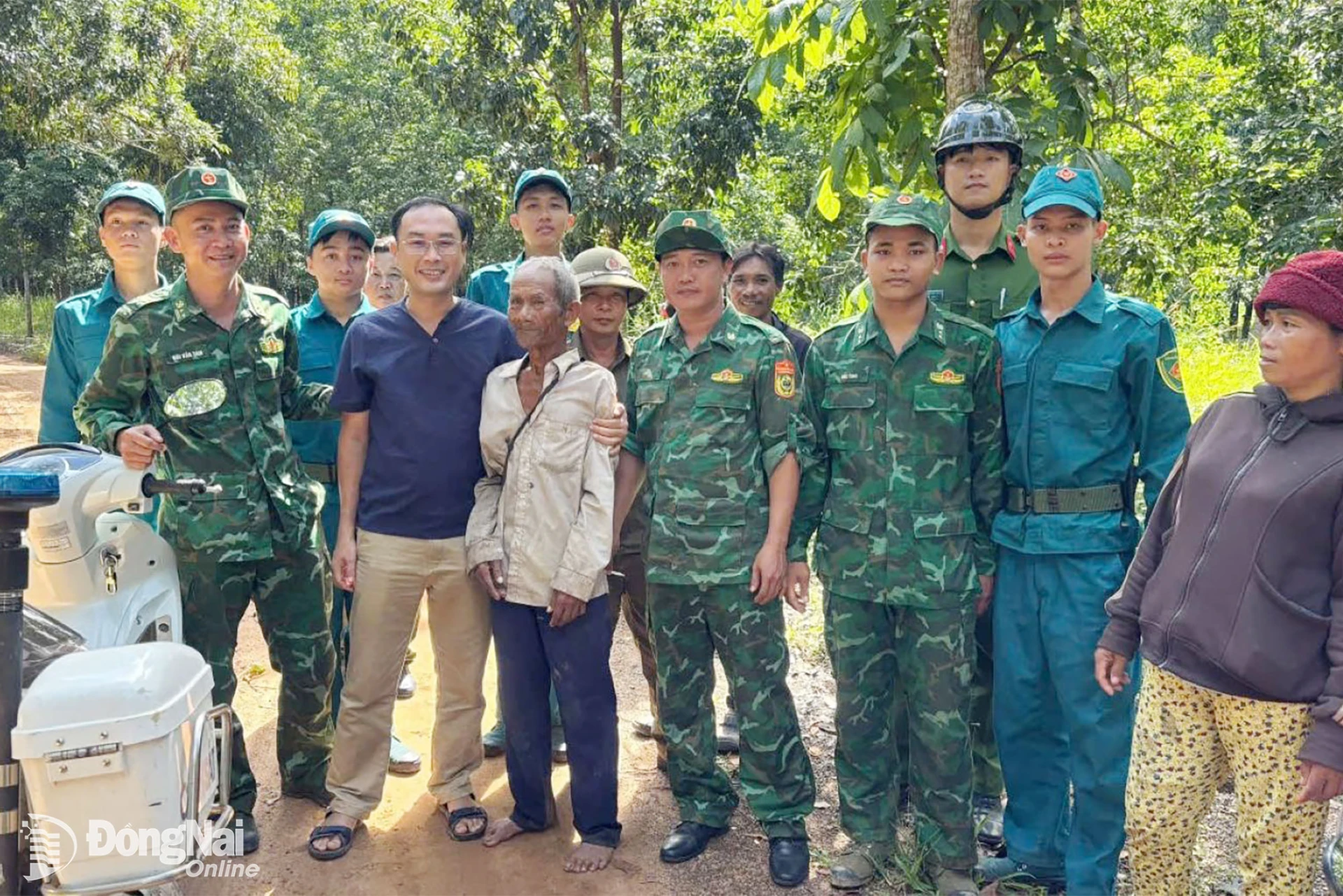 Cán bộ, chiến sĩ Đồn Biên phòng Lộc Thành và các lực lượng hỗ trợ đưa ông Điểu Cầm về gia đình an toàn. Ảnh: ĐVCC