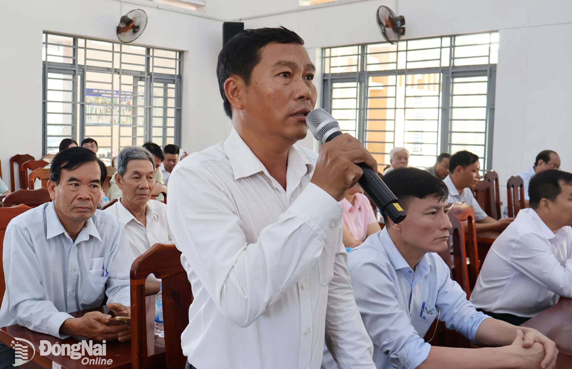 Cử tri các xã Long Phước và Phước Thái nêu ý kiến gửi gắm đến các đại biểu Quốc hội trong buổi tiếp xúc cử tri. Ảnh: Nguyệt Hà
