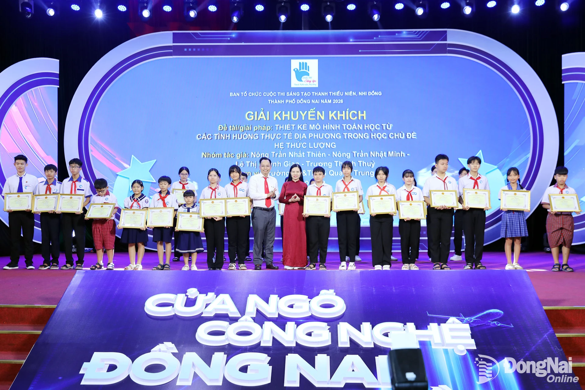 Các nhóm tác giả, tác giả nhận giải khuyến khích. Ảnh: Huy Anh