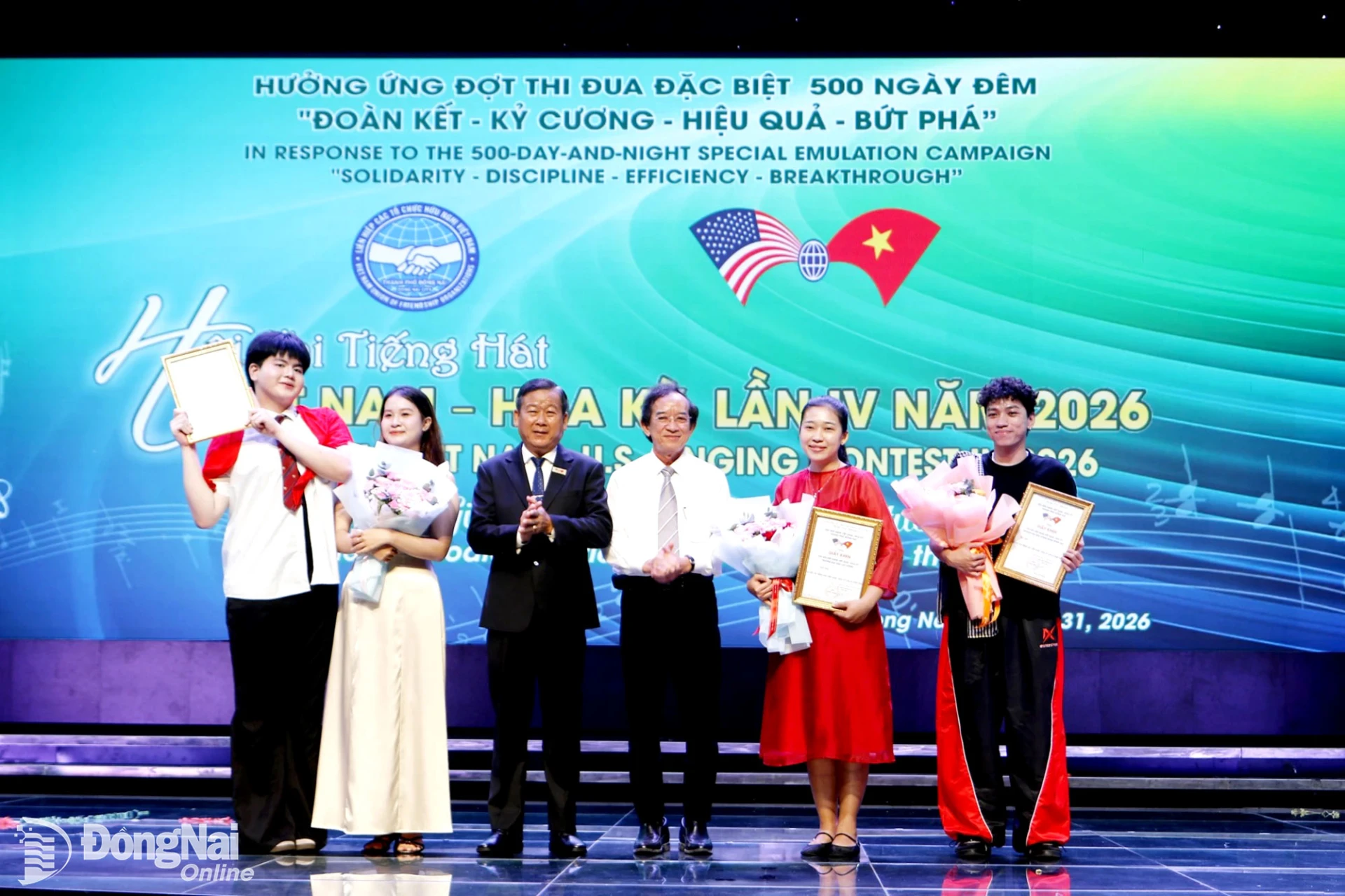 Chủ tịch Liên hiệp Các tổ chức hữu nghị thành phố Nguyễn Thành Trí và Chủ tịch Hội hữu Nghị Việt Nam - Hoa Kỳ thành phố Đồng Nai Đào Văn Phước trao giải nhất, nhì, ba (từ trái qua) lần lượt cho Trường đại học Đồng Nai, Trường đại học Lạc Hồng, Trường đại học Công nghệ Đồng Nai. Ảnh: Văn Truyên
