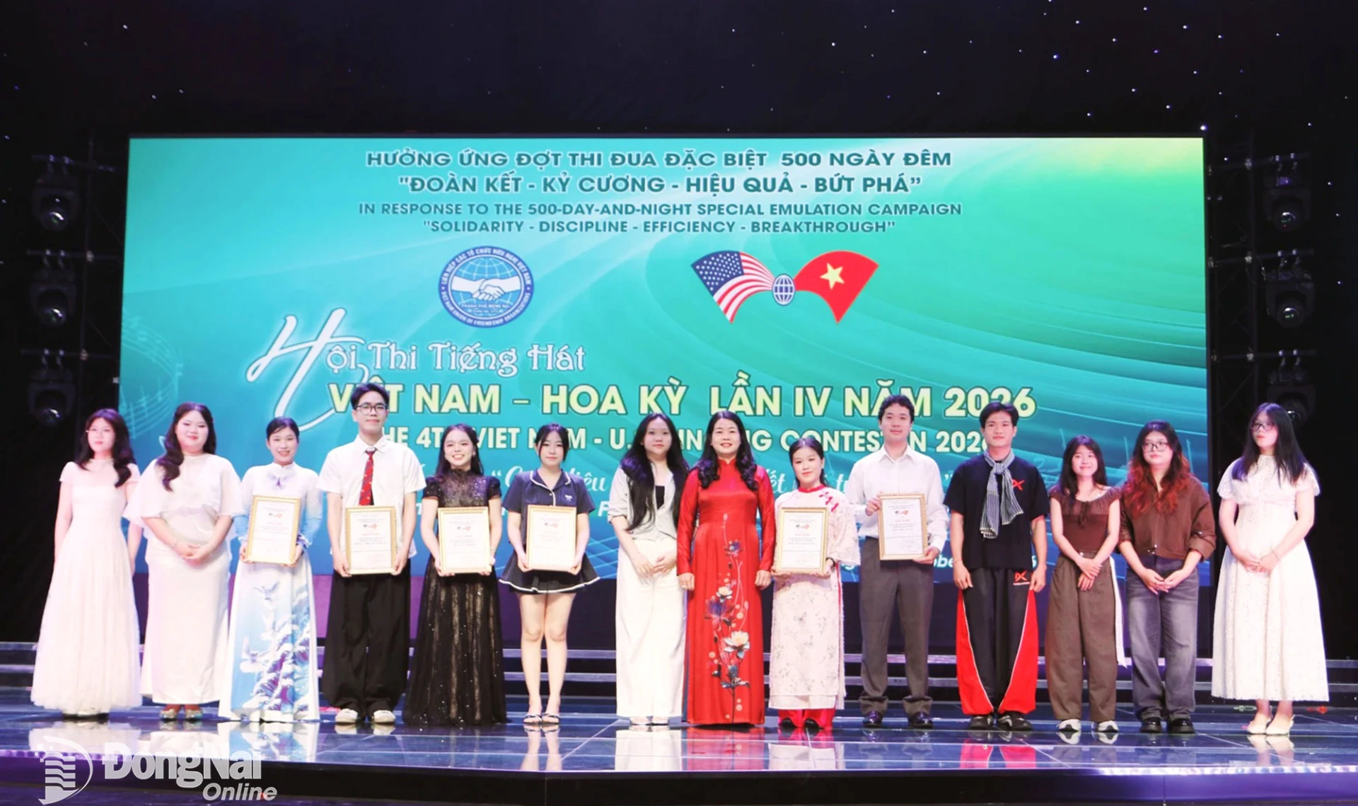 Phó Chủ tịch Ủy ban MTTQ Việt Nam thành phố, Phó Chủ tịch Hội Hữu nghị Việt Nam - Hoa Kỳ thành phố Lưu Thị Hà trao các giải tiết mục cho các chi hội. Ảnh: Văn Truyên
