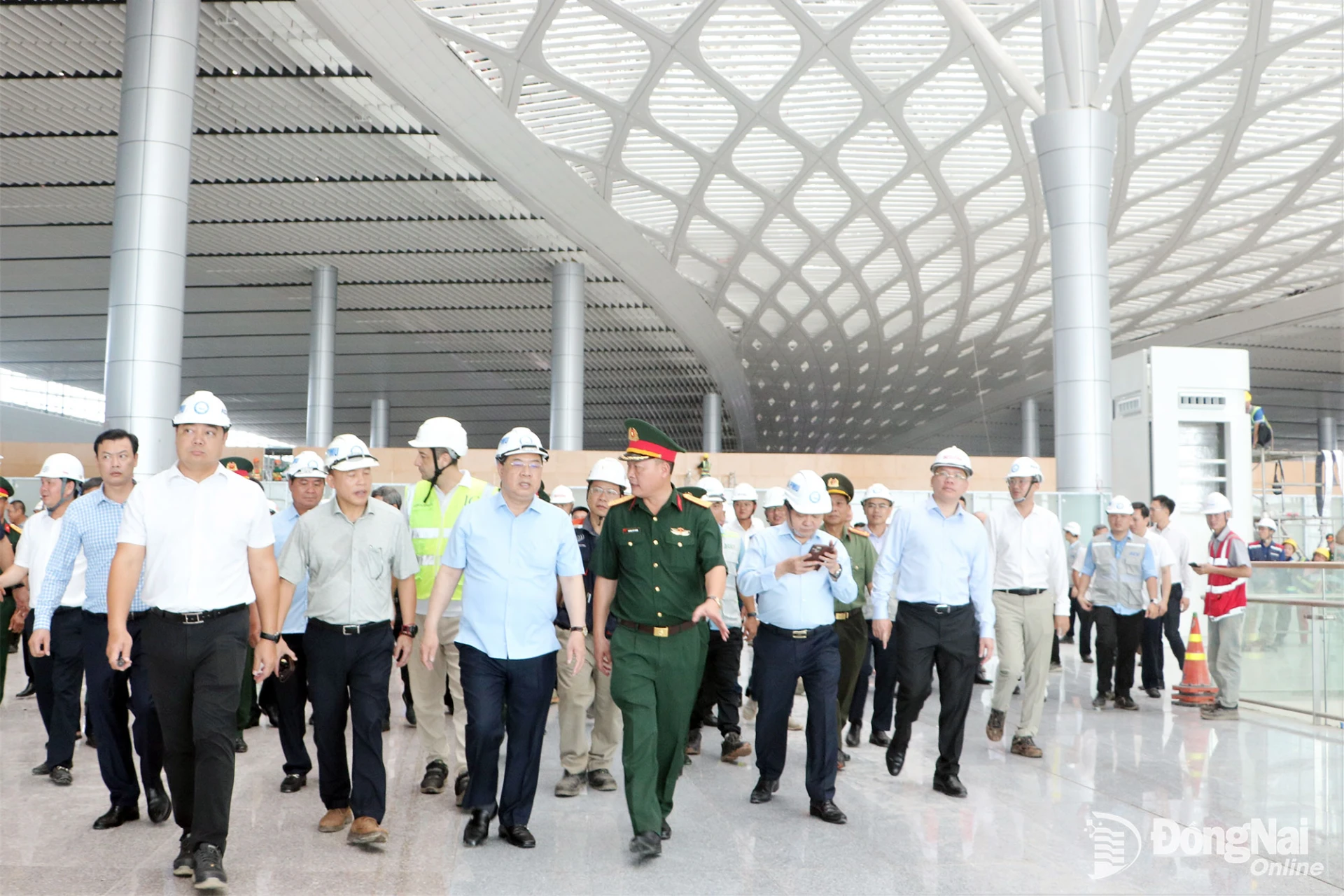 Phó Thủ tướng Thường trực Chính phủ Phạm Gia Túc và đoàn công tác kiểm tra công trình nhà ga hành khách Sân bay Long Thành. Ảnh: Phạm Tùng