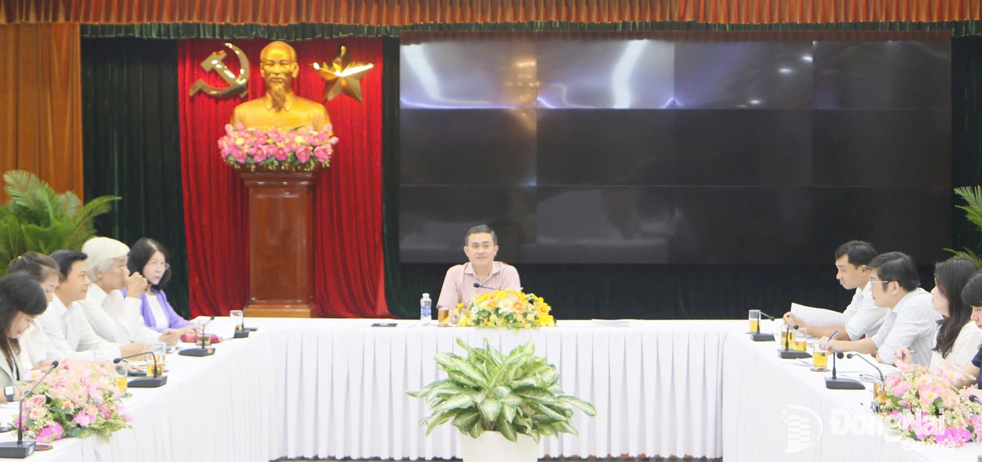 Ủy viên Ban Thường vụ Thành ủy, Phó Chủ tịch UBND thành phố Lê Trường Sơn, Trưởng ban Tổ chức cuộc thi chủ trì cuộc họp. Ảnh: Văn Truyên