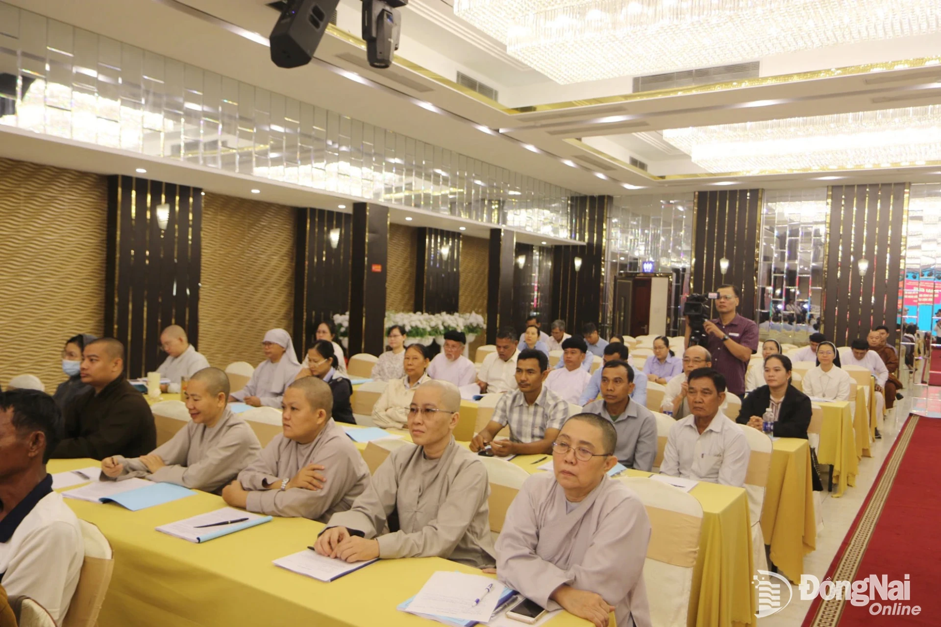 Chức sắc, chức việc các tôn giáo tham gia lớp bồi dưỡng. Ảnh: Văn Truyên