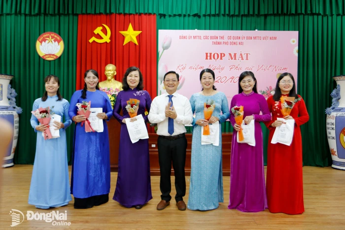Đảng ủy MTTQ, các đoàn thể - Cơ quan Ủy ban MTTQ Việt Nam thành phố tổ chức họp mặt Ngày Phụ nữ Việt Nam