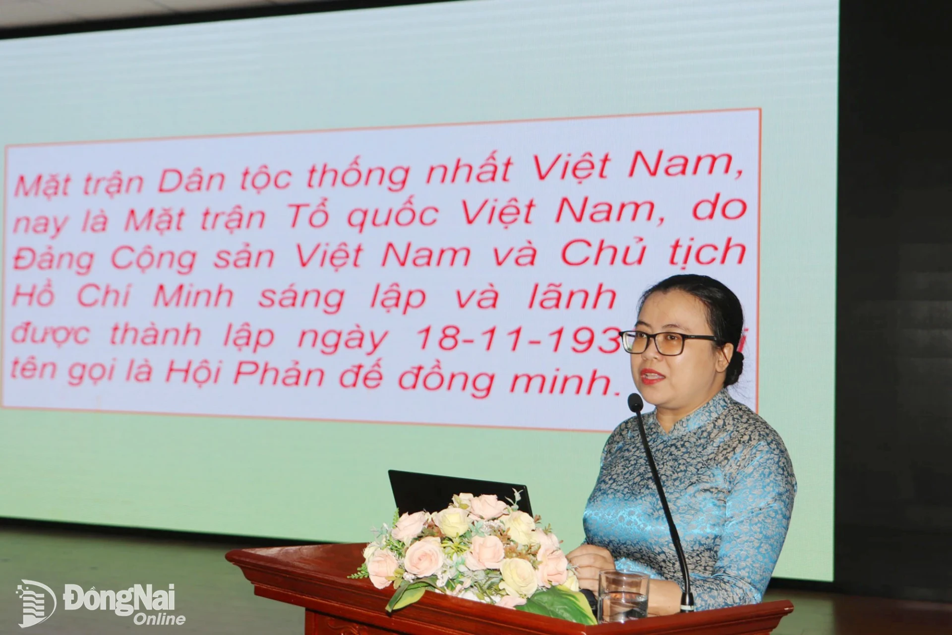 Phó Trưởng ban Tổ chức, kiểm tra Cơ quan Ủy ban MTTQ Việt Nam thành phố Đồng Nai Đặng Thị Xuân Thắm truyền đạt nội dung tại hội nghị. Ảnh: Văn Truyên