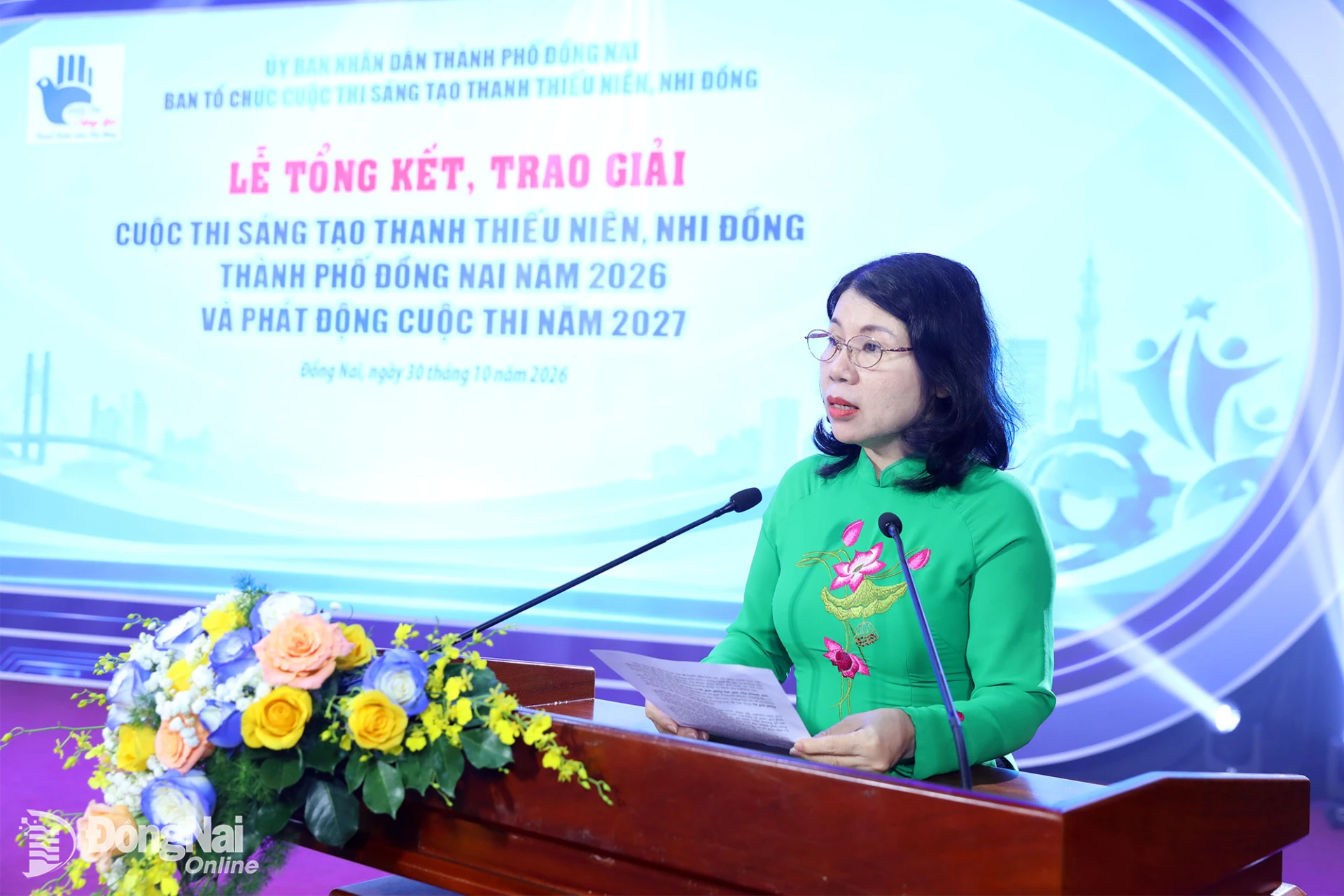Chủ tịch Liên hiệp các Hội Khoa học và Kỹ thuật thành phố Đồng Nai, Phó Trưởng ban Thường trực Ban Tổ chức Cuộc thi Sáng tạo thanh thiếu niên, nhi đồng thành phố Đồng Nai năm 2026 Hoàng Thị Bích Hằng báo cáo kết quả cuộc thi. Ảnh: Huy Anh