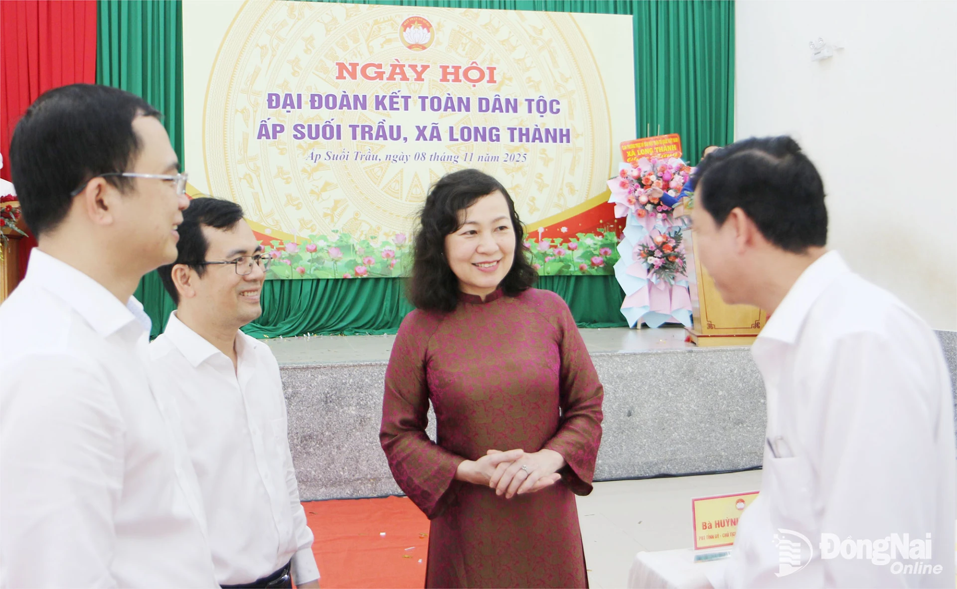 Phó Bí thư Thành ủy, Chủ tịch Ủy ban MTTQ Việt Nam thành phố Huỳnh Thị Hằng trao đổi cùng đại biểu tham dự Ngày hội Đại đoàn kết toàn dân tộc tại xã Long Thành (nay là phường Long Thành) vào năm 2025. Ảnh: Văn Truyên