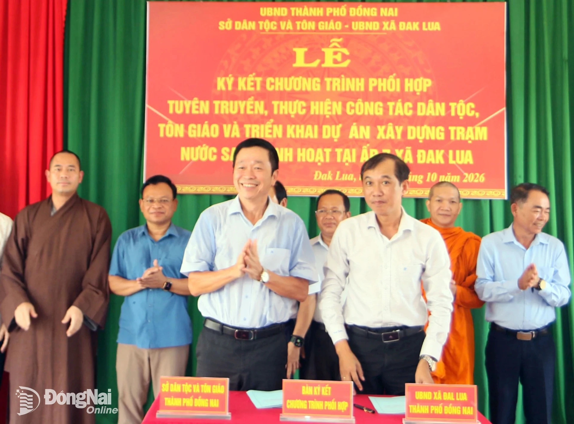 Lãnh đạo Sở Dân tộc và Tôn giáo thành phố cùng UBND xã Đak Lua thực hiện ký kết chương trình phối hợp. Ảnh: Văn Truyên
