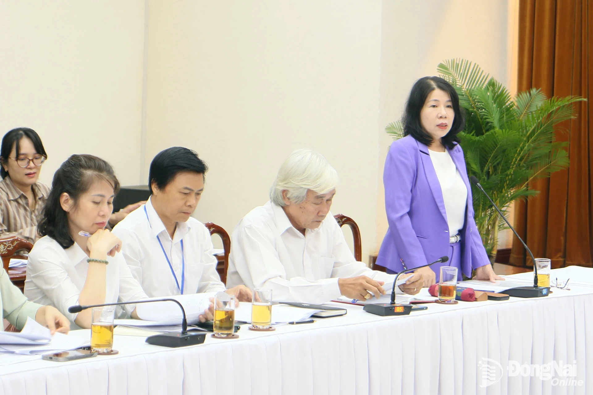 Tiến sĩ Hoàng Thị Bích Hằng, Chủ tịch Liên hiệp các hội khoa học và kỹ thuật thành phố Đồng Nai báo cáo kết quả triển khai cuộc thi. Ảnh: Văn Truyên